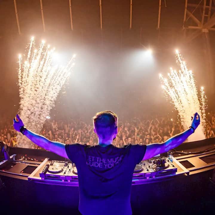 Armin Van Buurenのインスタグラム：「Single Day tickets for the #ASOT1000 Celebration Weekend are on sale now! 🔥 On Friday 3 September, we'll look back on twenty years of ASOT with a special two-decade mix by yours truly & special guests. On Saturday 4 September, we'll turn the world into a dancefloor!⁠⁠ ⁠⁠ Want to join us there? All weekend tickets completely sold out during the pre-sale, so be quick and secure your Single Day tickets now via the #linkinbio 🙌」