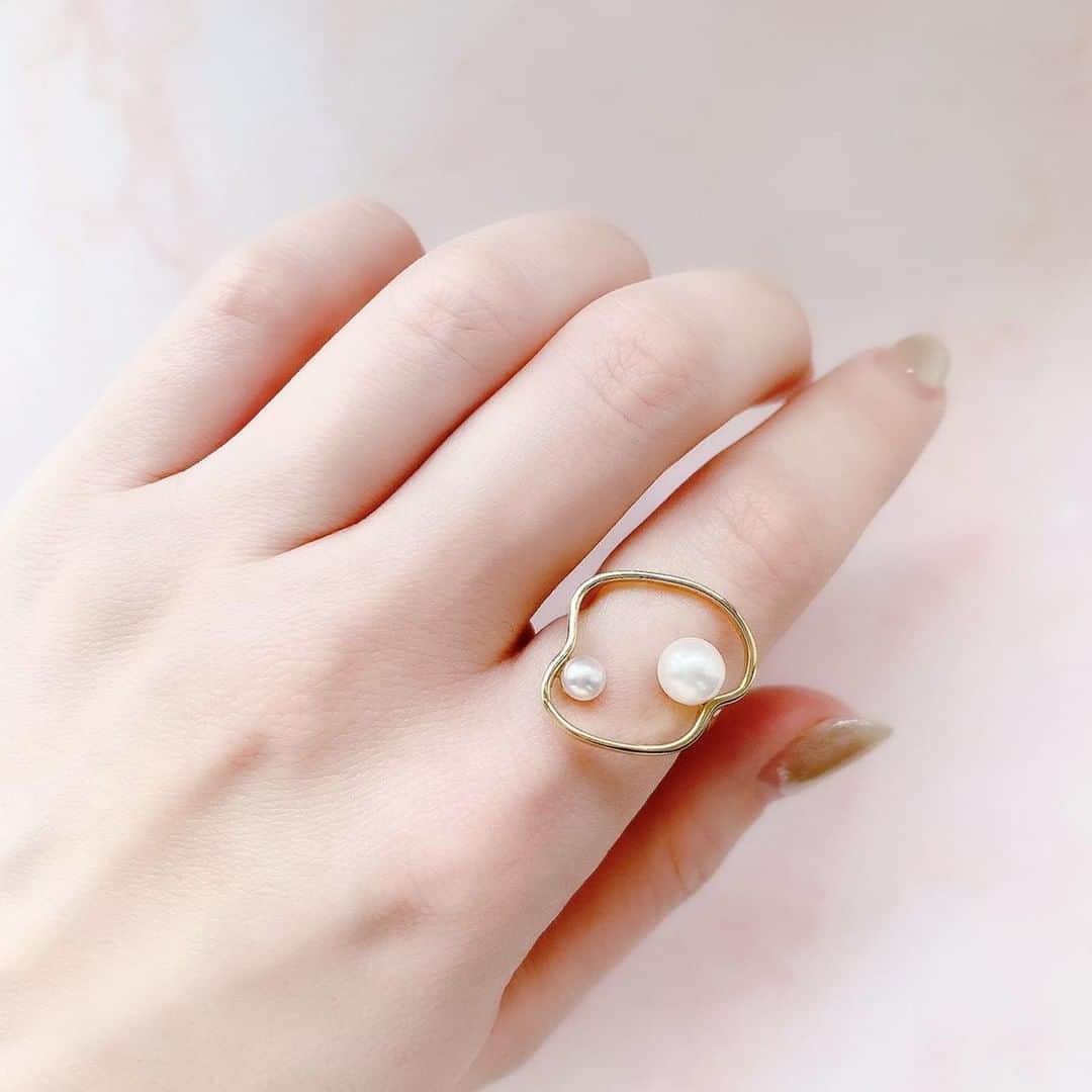 アーカーさんのインスタグラム写真 - (アーカーInstagram)「. ふんわりとした地金のラインが、パールをやさしく包みこんでいるようなカランリング☁ パールが指に浮いているように見えるリングはおしゃれのポイントになります✨ . #AHKAH #jewelry #ring #pearl #present #アーカー #ジュエリー #リング #パール #プレゼント」1月30日 21時00分 - ahkah_official
