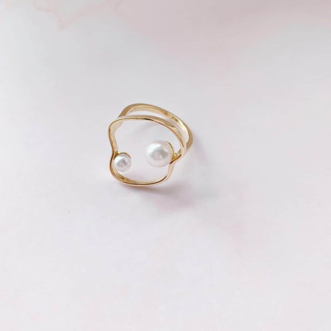 アーカーさんのインスタグラム写真 - (アーカーInstagram)「. ふんわりとした地金のラインが、パールをやさしく包みこんでいるようなカランリング☁ パールが指に浮いているように見えるリングはおしゃれのポイントになります✨ . #AHKAH #jewelry #ring #pearl #present #アーカー #ジュエリー #リング #パール #プレゼント」1月30日 21時00分 - ahkah_official