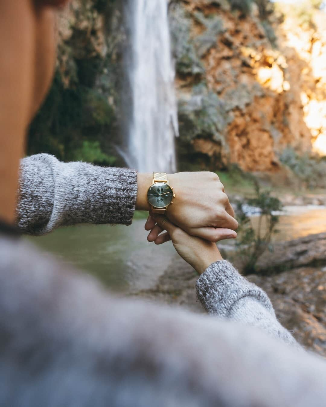 Kapten & Sonさんのインスタグラム写真 - (Kapten & SonInstagram)「'Time to change.' 💚 Our limited Edition Chrono Gold "Green Steel" is back in stock! 🔙 Hurry up before you miss it again! #bekapten #kaptenandson⁠ .⁠ .⁠ .⁠ #kaptenandsonmen #watch #chrono #nature #trip #lake #hiking #spain #outfit #inspo #ootd #adventures」1月30日 21時01分 - kaptenandson