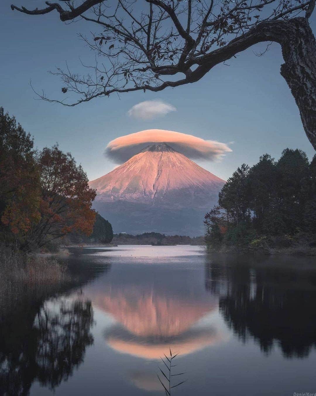 Discover Earthさんのインスタグラム写真 - (Discover EarthInstagram)「Last rays of light over magnificent Mount Fuji-San with a "hat" made of lenticular cloud.  At 3,776 metres (12,388ft), Mount Fuji is Japan’s tallest mountain, and casts an awe-inspiring figure on the horizon that’s visible for miles around. There’s no need to restrict yourself to admiring its beauty from a distance, however. The ease of access, well-maintained and signposted trails, and lack of technical sections put the summit well within the reach of almost all aspiring climbers.   🇯🇵 #discoverJapan with @danielkordan  . . . .  #日本  #manga ​#kyot ​#osak   ​#toky  #japanese ​#mountfuj ​#mtfuj  #landscape  #photooftheday  #yamanashi  #japantrip  #beautiful  #mountains  #japantravel  #visitjapan  #instatravel  #photography  #mountain  #mountfujijapan  #nature  #travelphotography  #kawaguchiko  #travelgram  #fujisan  #travel  #fuji  #japan  #富士山」1月30日 21時01分 - discoverearth