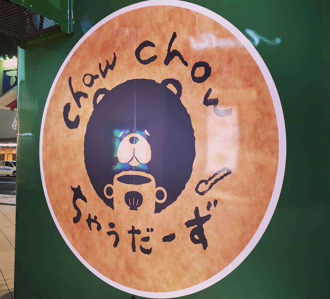 飯田嘉太さんのインスタグラム写真 - (飯田嘉太Instagram)「🚙💨 昨日の中継は片町きららの前で移動販売を始めた chaw chow ちゃうだーずさんをご紹介しました☺️ ・ ・ 清水さんはイタリアン料理ルーチェのシェフ‎🇮🇹 なのにアメリカのクラムチャウダー😲 その理由はNBA大好きな清水さんがボストンに行った際 本場のクラムチャウダーに感動したから😆 ・ ・ くり抜いたパンの中にクラムチャウダー😍 本場アメリカではこれがポピュラーな食べ方みたいです🎵 加賀野菜もゴロゴロと入っているので ボリューム感もしっかりあります😋 そして何よりも今日みたいな寒い日にはピッタリの温かさ…🥺 ・  ・ 毎日金曜日11:00〜19:00頃まで 片町きららの前で販売されています👌  #石川テレビ #石川さん #livenews #イット #中継 #金沢市 #片町 #片町きらら #移動販売 #キッチンカー #金沢テイクアウト #テイクアウトグルメ #テイクアウト #金沢グルメ #クラムチャウダー #店名にもこだわり #ミネストローネ #アナウンサー #飯田嘉太」1月30日 21時02分 - kabuto_iida