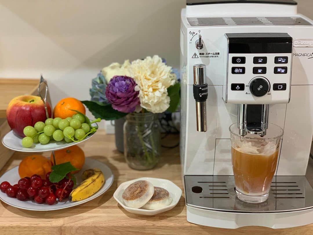 花田浩菜のインスタグラム：「新居のお気に入りコーナー☕️ . . #おうち時間 が長くなったので、 デロンギの#マグニフィカs を導入しました☕️ コーヒー毎日飲んじゃうけど、自分で豆を挽くほど詳しくないけど、でもでもカフェみたいに美味しいのが飲みたい😭😭😭（わがまま w）という私に毎回豆から勝手に挽いてくれて、かつお掃除も簡単なこれは本当にぴったりでした🥺🥺❤️❤️❤️ . . アイスコーヒーも濃さを変えて美味しく作れるので、アイスラテ作ったり、体絞ってた時はアーモンドミルクラテにしたり自由自在だし#おうちカフェ が楽しめて嬉しい🥺☕️ 今日は昭島フードグランプリを受賞した昭島市の和菓子とおやつタイム😘#お取り寄せグルメ の美味しいもの探しも少し生活が落ち着いてきた今またしたいなあ❤️ . . @tamahatsu_official  #多摩の魅力発信プロジェクト　#たま発 #tamahatsu #PR #昭島市 #ママの毎日 #お取り寄せ #コーヒー好きな人と繋がりたい #コーヒーのある暮らし #お取り寄せスイーツ #おうち時間 #おうちカフェ #暮らしを楽しむ #赤ちゃんのいる生活 #2歳差兄妹 #インテリア #キッチンインテリア #ホテルライク #ホテルライクインテリア #2歳差ママ #l4l #happy #happydays」