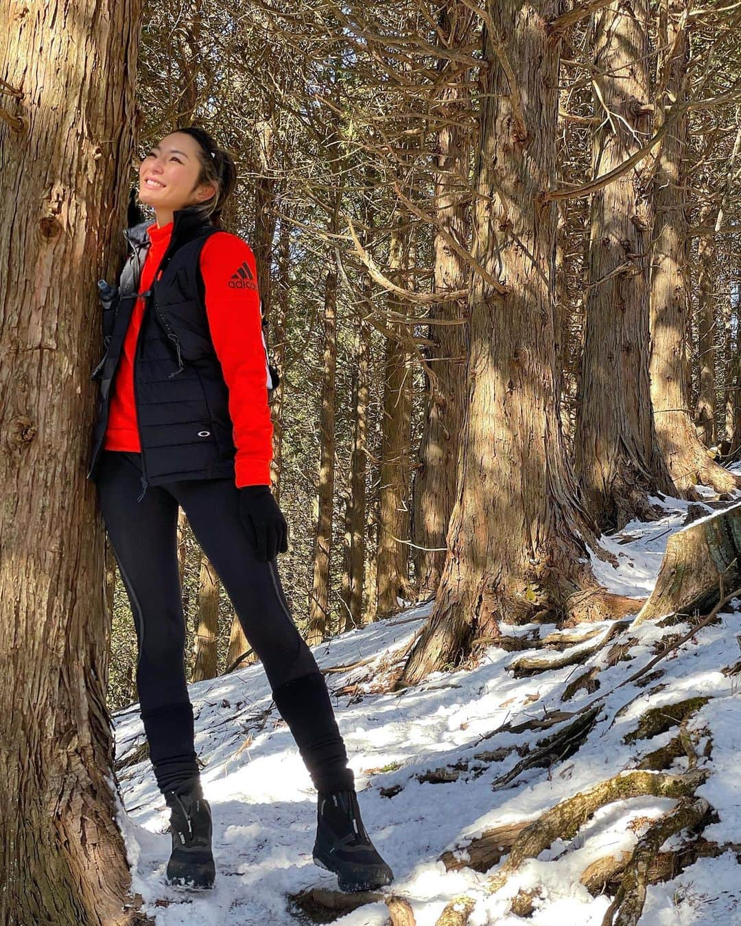 福田萌子さんのインスタグラム写真 - (福田萌子Instagram)「⛰＋🌞＋👭＝🤲🏻♥️ 大好きな塔ノ岳。 ひたすら登らせてくれるオトコマエな第2バカ尾根は少し雪化粧をして、ロマンチックな装いでした❄️ 四季折々、いろんな表情があってそのどれもが魅力的☺️✨  自然の中で身体を動かしている時が本当に好き🌿 今日も有難う🌎✨  #tounodake #mountain #tanzawa #trailrunning #trailrun #塔ノ岳 #トレラン」1月30日 21時05分 - moekofukuda