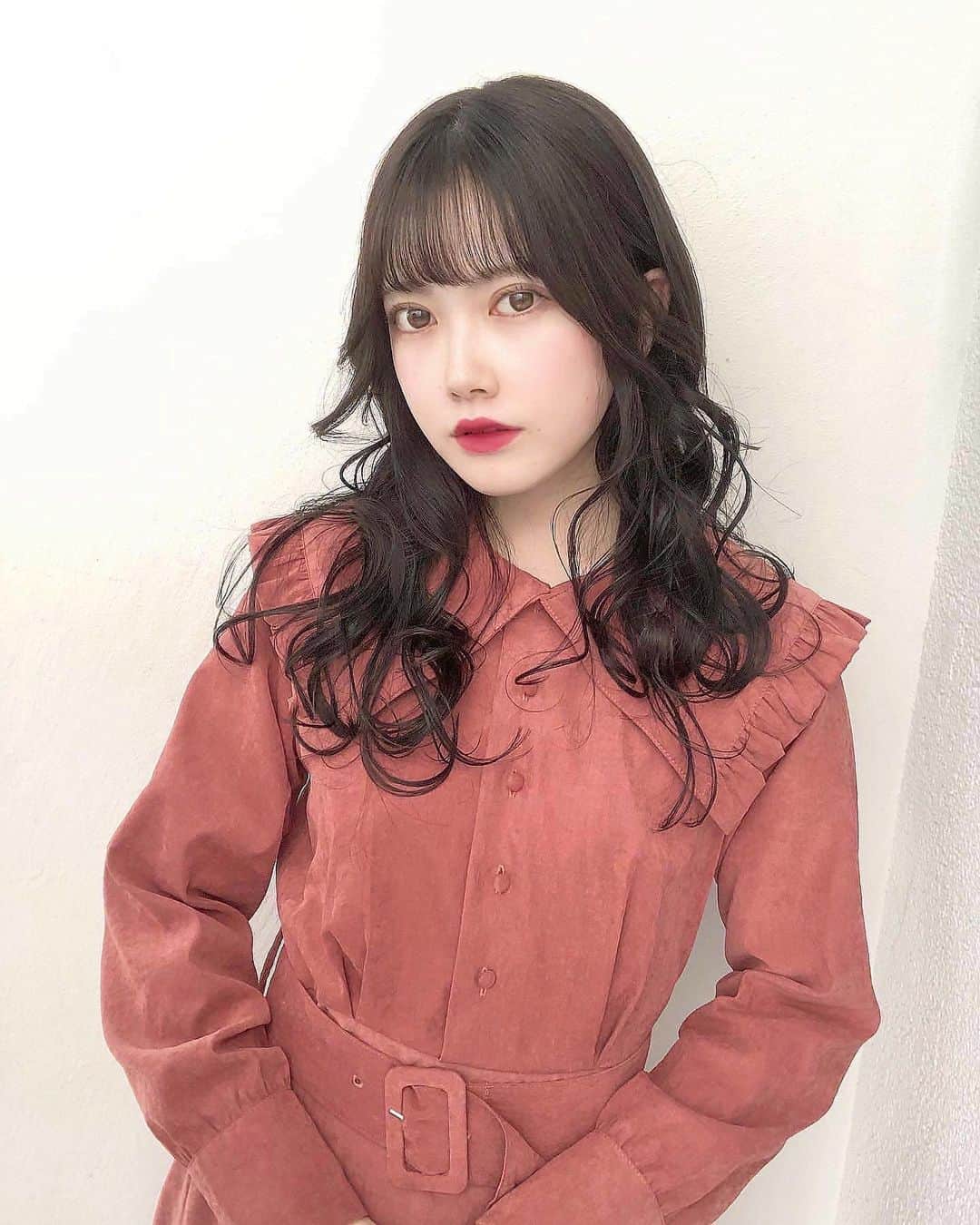 戸川栞那のインスタグラム：「先日髪を暗くしてきました🐈‍⬛ 黒髪と茶髪どっちが好きですか！|x･`)   #ミスコン #サロモ #サロモ撮影 #サロンモデル #就活カラー #黒髪 #黒髪ロング #lfl #haircolor #hairstyle #アッシュグレー #アッシュカラー #暗髪カラー #暗髪グレージュ #ロングヘア #シースルーバング #シースルー前髪 #andgeebee #お洒落さんと繋がりたい #韓国ヘア #韓国メイク #韓国風ヘア #ぱっつん前髪 #ぱっつん女子 #前髪ぱっつん #赤リップ #赤リップメイク」