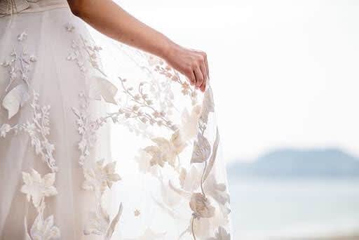 NOVARESE Dress Officialさんのインスタグラム写真 - (NOVARESE Dress OfficialInstagram)「花嫁は、 @temperleybridal のコレクションからチュールに白の刺繍が施されたドレスを選びました 海沿いの会場にぴったりの透明感あふれる一着です ドレス選びの際は、会場との相性もぜひご検討ください  #ノバレーゼウエディング #ノバレーゼドレス #ノバレーゼ #プレ花嫁 #花嫁 #結婚式 #テンパリーロンドン #novaresewedding #novarese #temperleylondon」1月30日 21時05分 - novaresewedding