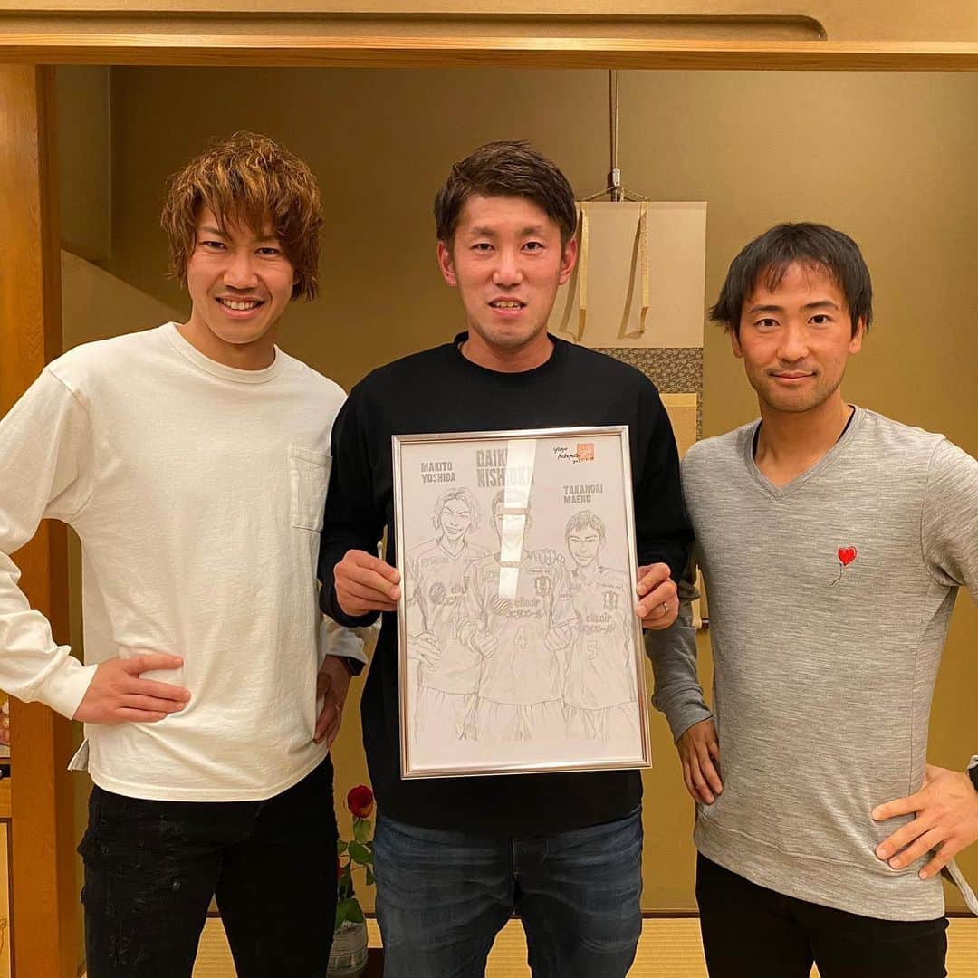 吉田眞紀人のインスタグラム：「遅くなったけど西くんお疲れ様でした！ 小林有吾先生に3人の似顔絵をカッコよく描いて頂きました！ 小林先生ありがとうございました😭 最高の思い出になりました！ #西岡大輝 #引退 #小林有吾先生 #愛媛FC #頑張ろうぜ」