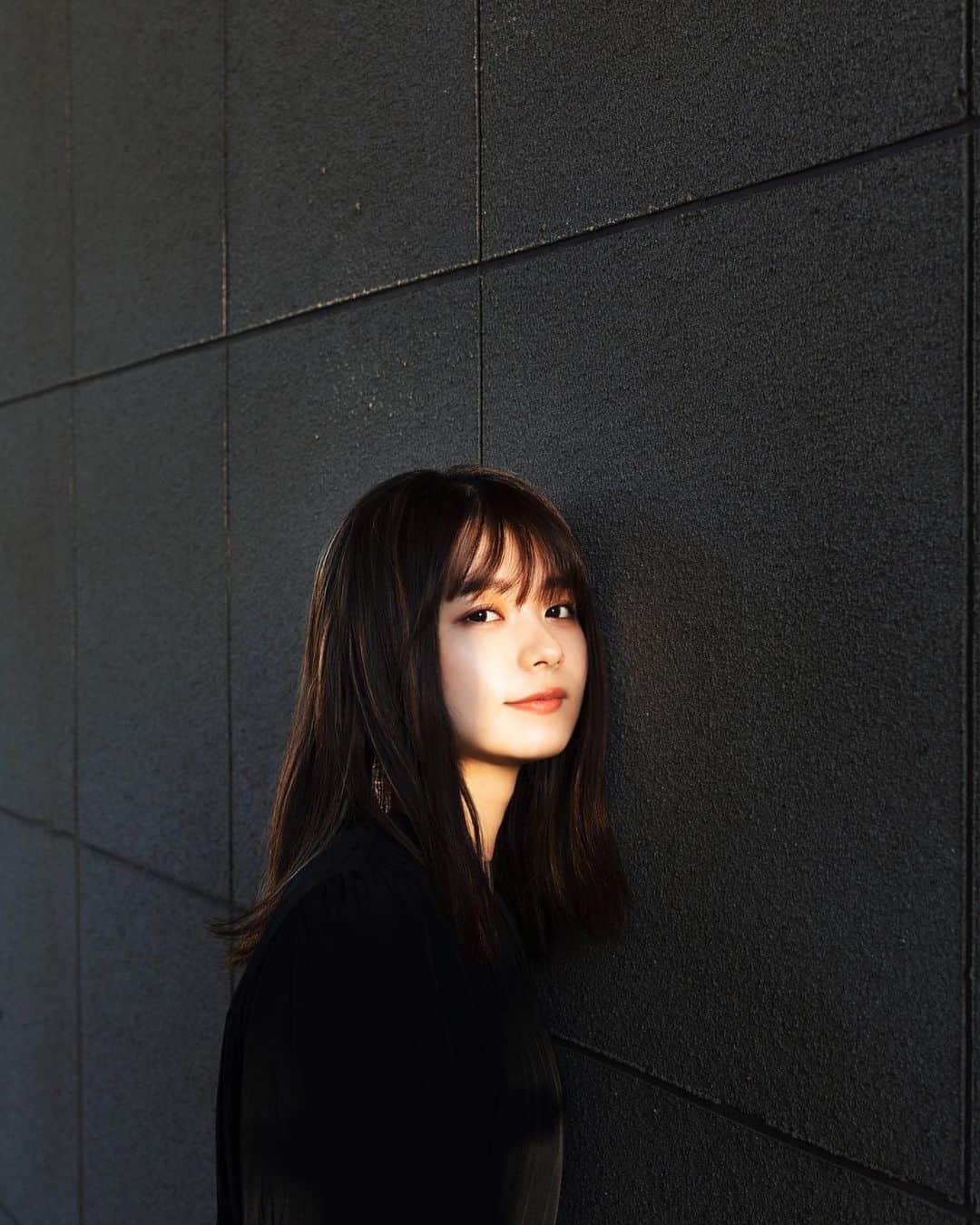 足立佳奈のインスタグラム：「大辻さんが撮って下さった。☺︎☺︎  新曲「まちぼうけ」 配信リリースまで、  あと4日💭  #新曲 #まちぼうけ #2月3日配信リリース」