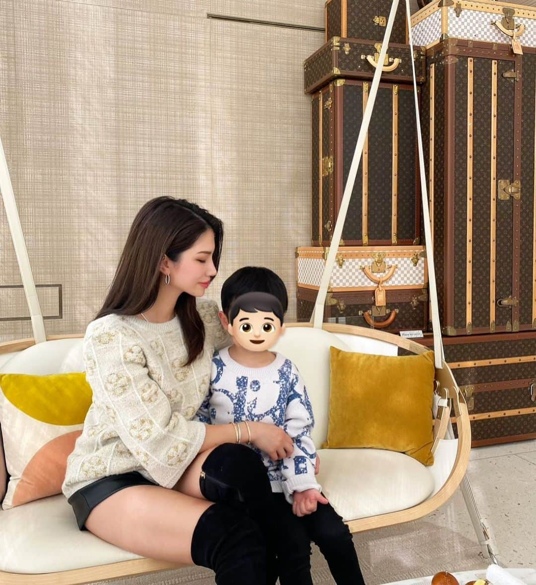 のインスタグラム：「さりげない手が可愛い😂👦🏻👍❤️ - 鬼滅観てから夜は鬼が来ると思ってるみたいで、お家の中でもひっつき虫w」