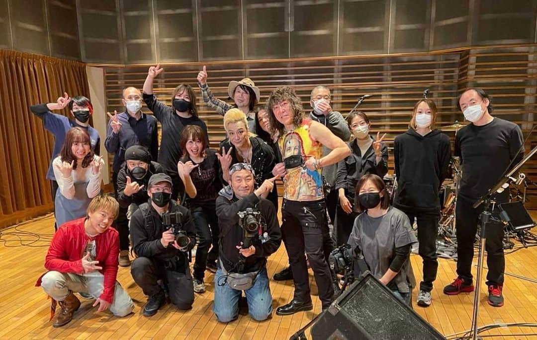 田村直美のインスタグラム：「田村直美Blast right now‼️ 配信ライブ　楽しかったぁぁ❣️ 頼もしいメンバーやスタッフ　 よいチームです✨ テンション落ちそうーって時見ると あがるよー  一光さんと西やんの天気予報🌀 DIEちゃんと北島さんのダンスwwのオマケも最高だよ〜  アーカイブは2/7まで　楽しんでね✨ eplus.jp/tamura_brn21sp/」