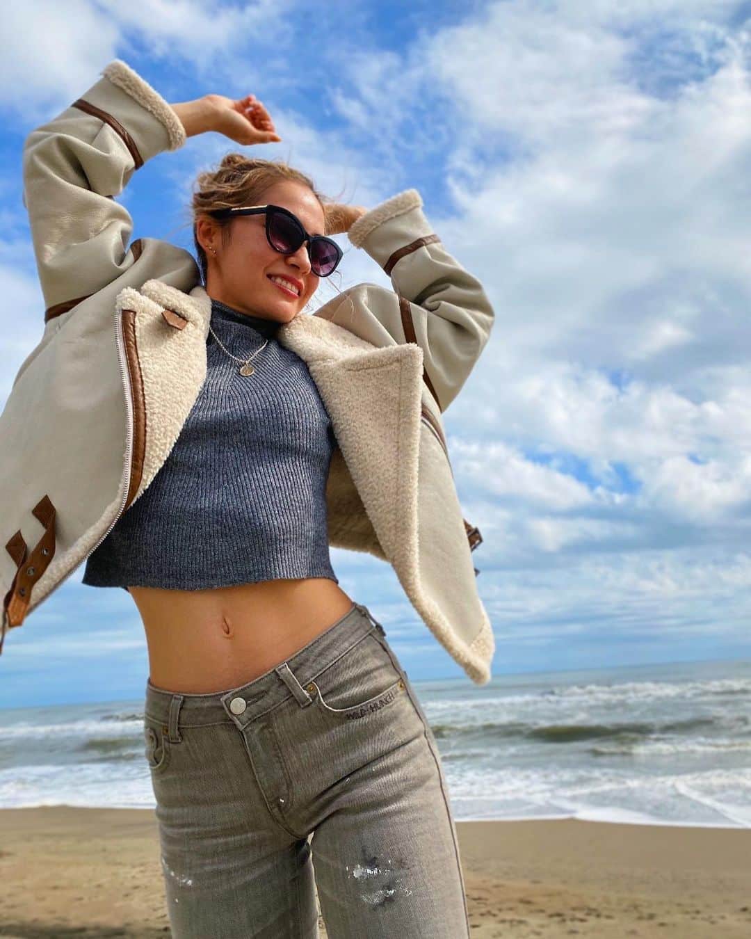 AMIのインスタグラム：「Right this moment ✌︎ ☺︎」