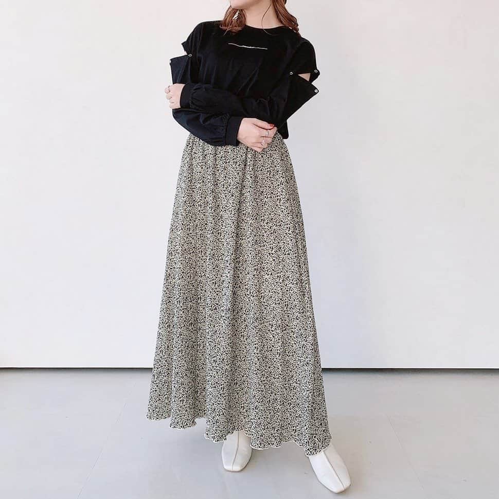 Vannie Officialのインスタグラム：「【ワッシャーフラワープリーツスカート】¥3,900+tax  着映え間違いなしのフラワープリントスカート♡  《styling》 シンプルなトップスと相性抜群のスカート♪ 裾がメロウになっており、揺れ感が春らしい軽やかなシルエットに… ロゴTやスニーカー合わせでカジュアルに着崩したり、コンパクトなトップスやシアーシャツでこなれた大人コーデでまとめるのも◎  《detail》 大きすぎないフラワープリントでオトナっぽく… オールシーズン着用できる素材なのも魅力的です♡ ボディラインは拾わず、ウエスト周りも全てゴムになっているので履きやすさも抜群◎  《fabric》 お洗濯機にかけていただけるお素材を使用。 裏地付きで透けない仕様です◎  ※詳しいお手入れ方法は商品タグをご参照ください。  #vannie_u#ヴァニーユー #ZOZOでしか買えない⠀⠀   お問い合わせはDMまでご連絡ください☺︎」