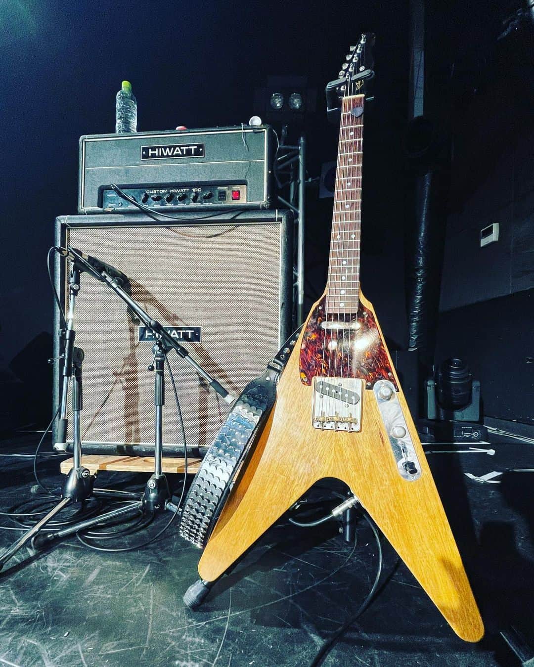 田村優太（フラチナリズム）さんのインスタグラム写真 - (田村優太（フラチナリズム）Instagram)「ストラップを新調しました。 voxのPython！ ジョンレノンとお揃！ 厳つく見えるけど可愛いのです。 ただ鬼重いです👹  #guitar  #rsguitarworks  #teevee #HIWATT #vox」1月30日 21時18分 - yu_ta_mura