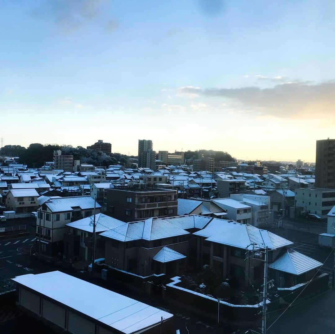 堀部圭亮さんのインスタグラム写真 - (堀部圭亮Instagram)「舞台『チョコレートドーナツ』愛知・東海公演2日目、無事終了。 朝起きて外を見たら、家々の屋根に昨夜の雪が残っておりました。 そりゃ寒いワケだ…。 今日はマルコ役ダブルキャストの、丹下開登くんの千穐楽。 温かな、優しい空気に満ちたカーテンコール。 こちらもグッとくるものがあります。 明日は大千穐楽。色々と、本当に色々あった今公演も明日でお終いです。万感の思いを込め、全力で上がります！ 本日ご来場頂いた皆様、ありがとうございました！ 明日は14時開演。ご来場予定の皆様、劇場にてお待ちしております♪」1月30日 21時19分 - keisuke_horibe