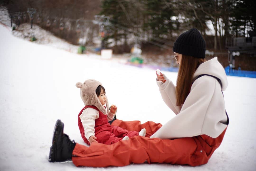 fumi_nakajimaのインスタグラム：「ㅤㅤㅤㅤㅤㅤ 年末年始の思い出（遅） 『はじめてのゆき』⛄️ ㅤㅤㅤ 赤ちゃんの3頭身って めちゃくちゃ愛おしいから 一生3頭身でいて欲しい🥲 ㅤㅤㅤ #お正月の思い出 #スノボ#スノボー女子#パパカメラ」