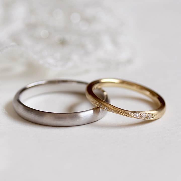 ith / イズ オーダメイド結婚指輪さんのインスタグラム写真 - (ith / イズ オーダメイド結婚指輪Instagram)「少し光沢が残るマット加工を施して お仕立てした結婚指輪。  とても肌馴染みがよく、 落ち着いた表情と アンティークな雰囲気が漂います。  違うデザインを選ばれたお二人ですが、 表面のマットな質感をお揃いにして、 より特別な結婚指輪になりました。  ▽ 指輪について 結婚指輪(男性)：ロンド Pt900：108,000円〜  結婚指輪(女性)：カンタービレ K18YG：96,000円〜  公式ハッシュタグ🤳✨ #イズマリッジ  【オンラインサポートOPEN】 お二人それぞれのご自宅にいながら 指輪のオーダーメイドができる、 ithのオンライン相談もご活用ください💻 ご試着最多6点まで、レンタル可能です💍  #マリッジリング #エンゲージリング #結婚指輪 #婚約指輪 #カスタマイズ #指輪 #ダイヤモンドリング #婚約 #プレ花嫁 #ナチュラルウェディング #結婚指輪探し #指輪選び #指輪探し #結婚指輪選び #ペアリング #プロポーズ #特別感　 #オーダーメイドリング #結婚指輪オーダー #ゴールドリング #パーソナライズ #結婚準備 #花嫁  #2021春婚 #2021夏婚 #2021秋婚」1月30日 21時20分 - ith_marriage