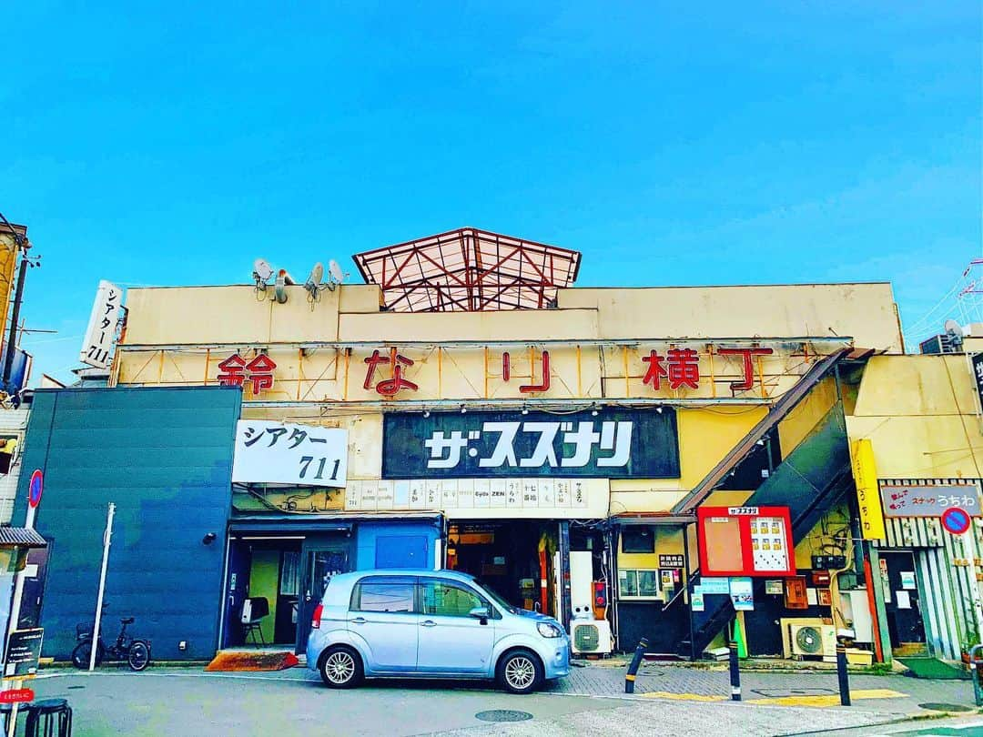 YOKANさんのインスタグラム写真 - (YOKANInstagram)「《OhaYOKAN》  今朝の 原宿表参道は快晴なり…☀️  清々しくさわやかで  残月が くっきりと綺麗な朝🌅  朝ラン＆ウォークは快調でした…🏃‍♂️👟  さて  本日の YOKANは  午前中は  お掃除 お洗濯等の火事⁉️  あっ、家事仕事（笑）  書類作成 メール返信等のジム⁉️  あっ、事務仕事（笑）  午後からは  本日分の 宿題ノルマ…✏️🎹🎼  週明けから作業の データ確認＆セッティング…🎵  そして  なかなか進まない 断捨離＆大掃除レンジャーも…🙋‍♀️  楽しみながらがんばりまーす✌️  みなさま  笑顔で ステキな1日を…💓  ※今朝の  『YOKAN散歩』  写真は  下北沢が  演劇の街 と呼ばれる起源となった  歴史的な小劇場  『ザ・スズナリ』  #harajuku #omotesando #原宿 #表参道 #tokyo #japan #morning #朝 #朝ラン #ウォーキング #running #walking #プロギング #OhaYOKAN #YOKAN散歩 #街角アート #streetart #retro #レトロ #thesuzunari #ザスズナリ #下北沢 #shimokitazawa #theatrecalcity #演劇の街 #小劇場 #インスタ映え #instagram #tokyocameraclub #笑顔でステキな1日を💓」1月31日 8時15分 - yokanstudio