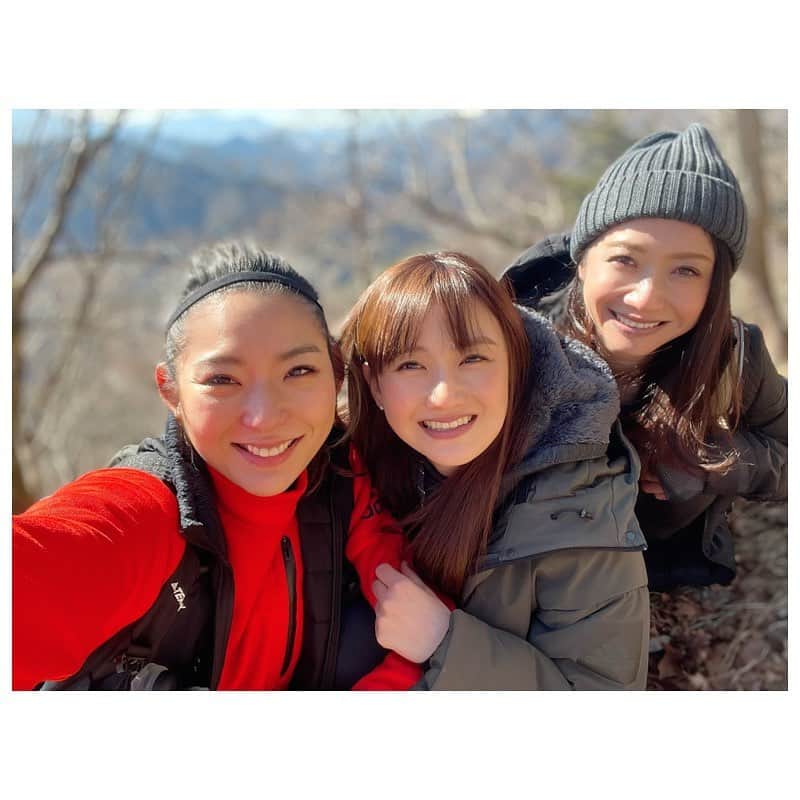 市橋有里のインスタグラム：「【adidas family】 最高のお天気の中 何年ぶりかの山登りに行って来ました〜♪🗻 20年くらい前、毎週のように登っていましたが (トレーニングでw) まぁまぁ登れ、まだまだいけるなとw😝 何度なんども登った中でも 昨日は最高のお天気でした✨ 富士山もくっきり綺麗に、 そしてアディダスファミリーの 素敵大好き愉快なメンバーであっという間のひととき💛 筋肉痛とともに余韻に浸りますw ・ 動画は帰宅後の愛犬🐕‍🦺 最後5秒がたまらん😂 ・ #adidas #充電ラン #登山 @yudatomomi  ありがとう💛 @moekofukuda  ありがとう🌹」