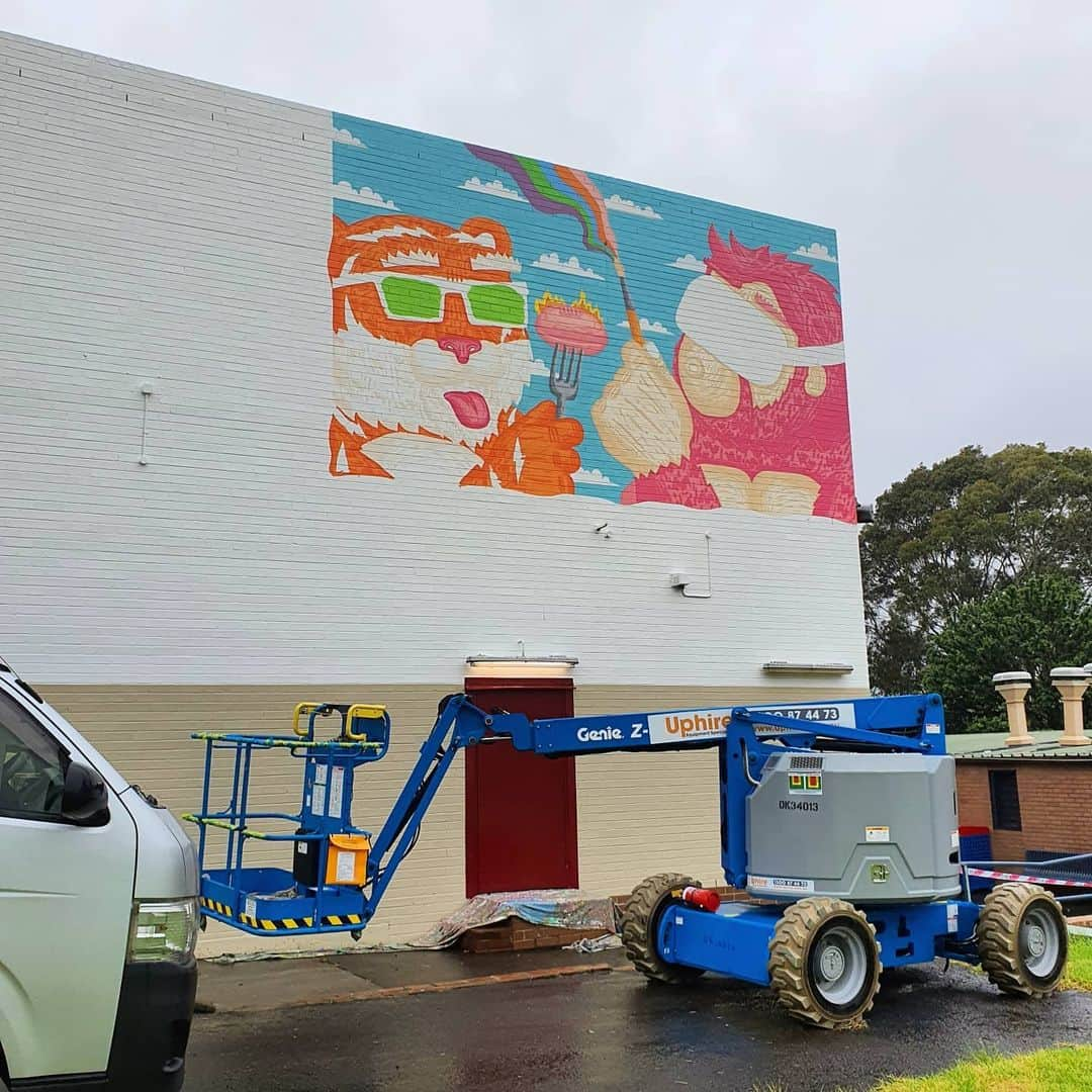 MULGAさんのインスタグラム写真 - (MULGAInstagram)「What I got up to after 3 days painting at Kingsgrove North High School, back for a few more days to finish it off this week 😎🐯🦧🎨  #mulgatheartist #muralart #schoolmural #tigerart #tigerartwork」1月31日 6時48分 - mulgatheartist