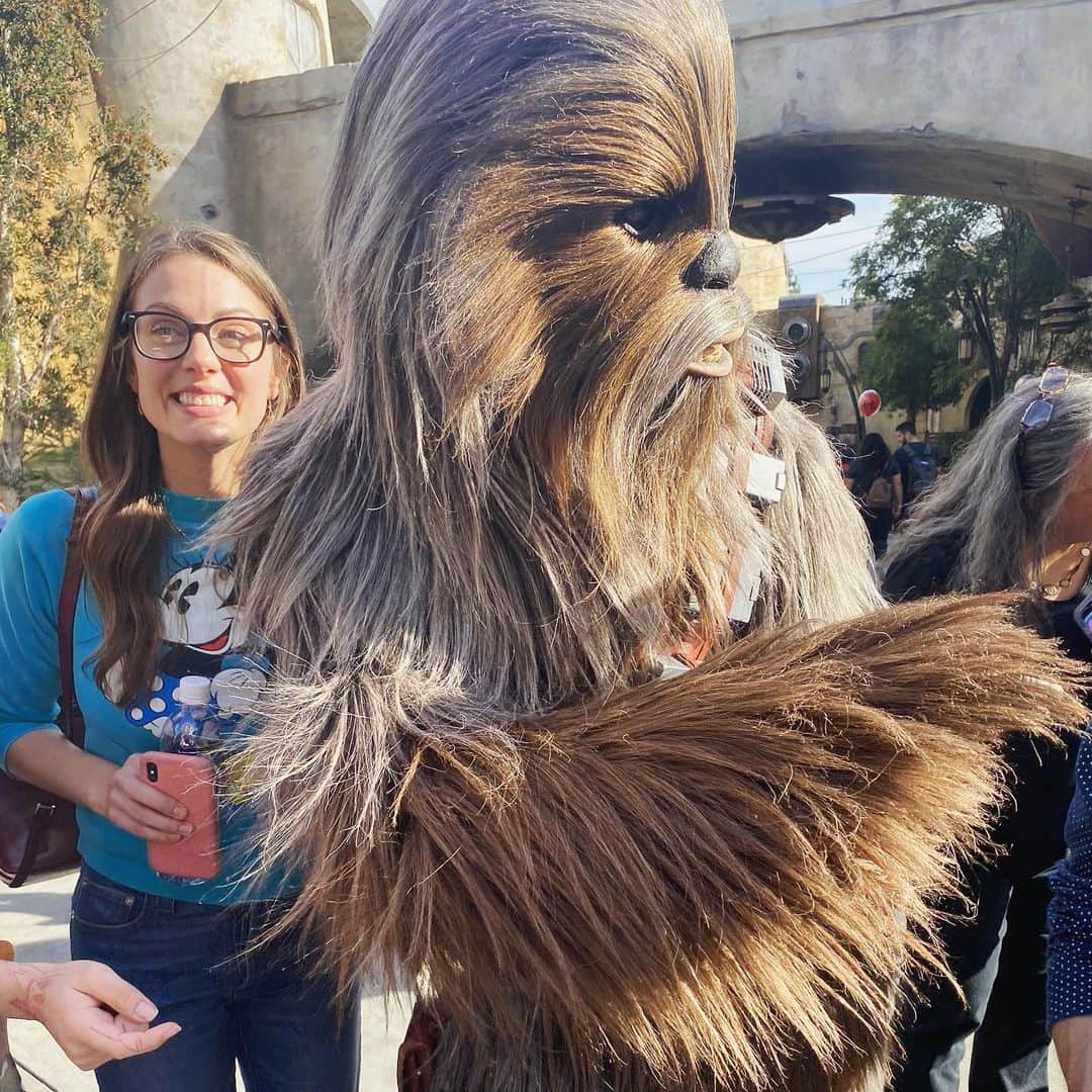 ジュリア・ボスさんのインスタグラム写真 - (ジュリア・ボスInstagram)「Last year when I got to meet my hero. Swipe for a look of pure joy 🤩 #oneyearago #dysneyland #galaxysedge #chewbacca #myfriendchewie #bestdayever」1月31日 6時45分 - juliavoth