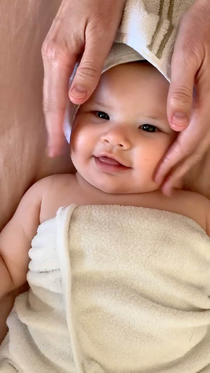 エリック・クリスチャン・オルセンのインスタグラム：「Sound ON for full endorphin release. The @baeobaby baby massage we didn't know we needed.」