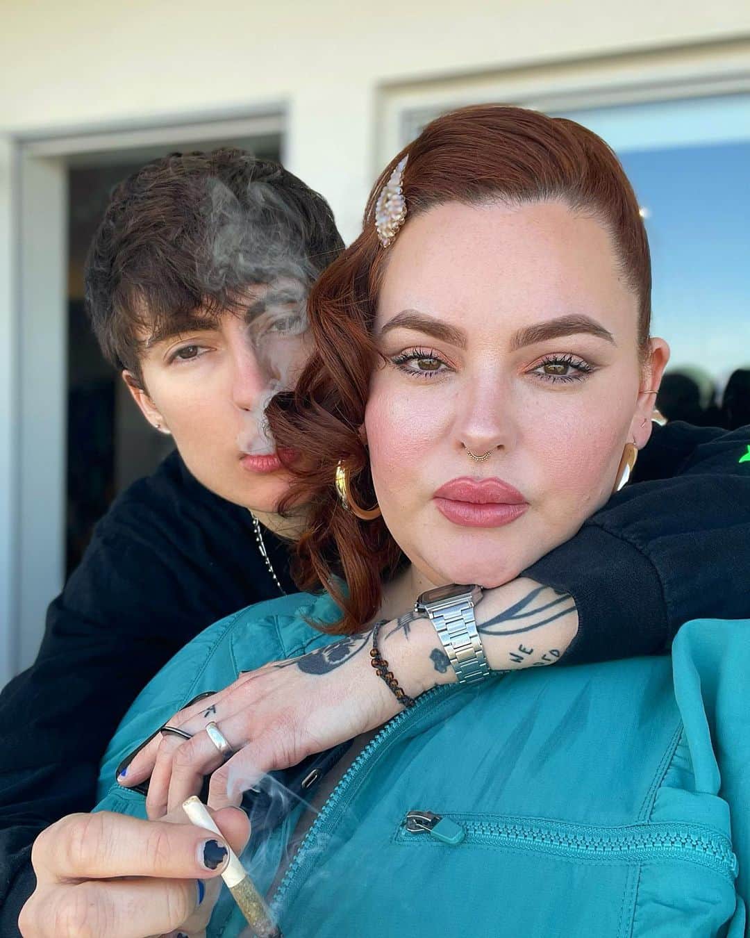 テス・ホリデーのインスタグラム：「Gimme a bad boy with a heart of gold anyday 🖤@olly.us🔒」