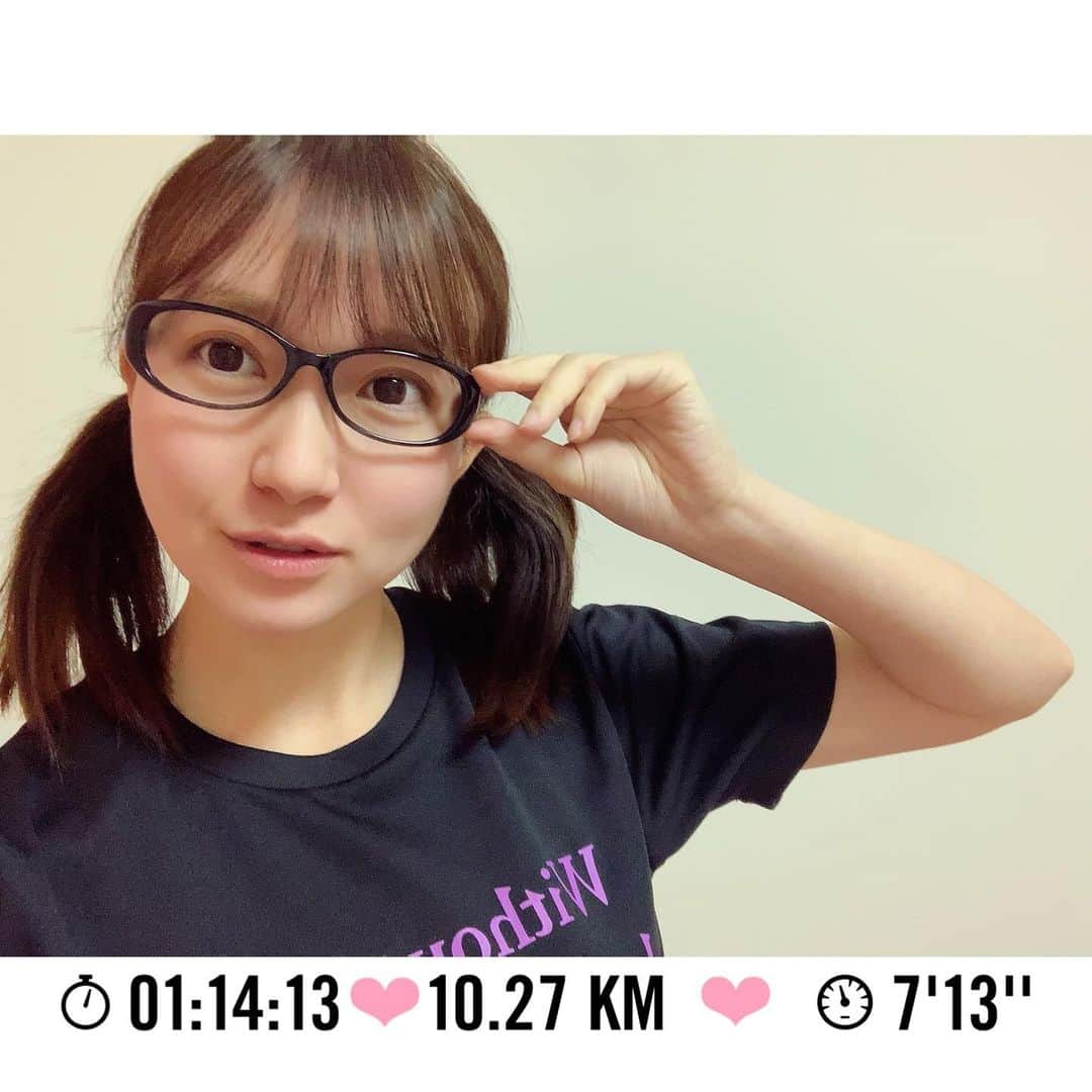 長谷川朋加のインスタグラム：「♡  ✎५⋆*{ 笑いの絶えないリモート( ˘ ³˘)♥︎ } ୨୧ -------------------------------- ୨୧  𝔾𝕠𝕠𝕕 𝕞𝕠𝕣𝕟𝕚𝕟𝕘ᙏ̤̫͚♡ すっぴんをごまかすためだけに 数年ぶりにかけた眼鏡👓さんきゅ  Tシャツは徳島時代に毎日のように 通っていたジムのみんなと作ったもの！ リレーマラソンが懐かしい〜♡  昨日は夜な夜な R2トリオのリモート井戸端会議🍻 楽しかったなぁ☺︎♡  そしてここ数日… わくわくして心拍数が高いままだあー！ どうしよう、このわくわく。笑 ドキドキが止まらない、、、  今日も楽しくいきましょー♡ 雪道ランはくれぐれもお気をつけて！  ୨୧ -------------------------------- ୨୧ #やりたい事は全部やる #全力前向き前のめり #走るの大好き」