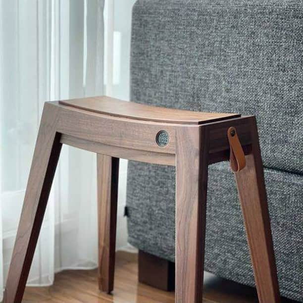 sarasa design storeのインスタグラム：「｜椅子の本質にこだわった、シルエットも美しいコンパクトな木製スツール ・⠀⠀ ⁣────────────────────⠀⠀ ⁣・⠀⠀ ⁣●b2c／スタッキングスツール（ウォールナット）⠀⠀⠀ 定価：19,800円 (税込)⠀⠀ ・⠀⠀ ────────────────────⠀⠀ ・ 各部のディテールにこだわったベンチ型のシンプルな木製スツール。座面のカーブが座りやすく工夫されており、スタッキング可能な構造です。シンプルで置き場所を選ばずスリムなプロポーションです。⠀⠀ ・ ────────────────────⠀⠀ ・⠀ こちらの商品を @nakkoo555 さんに⠀⠀ 撮影協力いただき、お写真と一緒に以下のコメントをいただきました。⠀⠀ ご協力ありがとうございました！！⠀⠀ ⁣・⠀⠀ ──⠀⠀ ・﻿⠀ ちょっと荷物を置いたり👜 携帯充電したり🔌 こういうの欲しかった♡ ㅤ  @sarasa_design スタッキングチェア スツール 無垢 ウッド b2c スタッキングスツール（ウォールナット） ㅤ ウォールナットのお色で、うちの家具に ぴったりでした👏 すごくお気に入りです👏 #撮影協力 #sarasadesign#サラサデザイン  ㅤ  #すっきり暮らす#暮らしを整える#暮らしを楽しむ #インテリア#インテリアコーディネート#シンプル#シンプルライフ#暮らし#持たない暮らし#roomclip#ルームクリップ#ベッドルーム#ベット#睡眠 #locari#ロカリ#シンプルホーム#シンプルな暮らし#北欧インテリア#ムクリ#マンション#整理整頓#整理 ・ ────────────────────⠀⠀⠀ #sarasadesign をつけて投稿いただいた中からお写真をご紹介する場合がございますので、ぜひ投稿してみてください！！　素敵なお写真お待ちしております！！⠀⠀ ────────────────────⠀⠀ ・⠀⠀ #sarasadesign⠀#sarasadesignlab #sarasadesignstore ・」