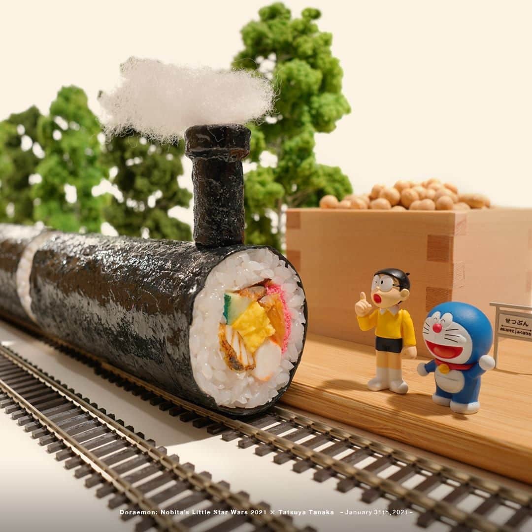 田中達也さんのインスタグラム写真 - (田中達也Instagram)「⠀ “SL(Sushi Locomotive) in Little World” ⠀ リトルな蒸気機関車 ⠀ ──────────────────── 昨日のドラえもんのミニコーナー『リトルな世界』で紹介された作品です。 今回は「鬼は外ビーンズ」の話にちなんで、節分をテーマに作りました。 来週の放送もお楽しみに！ #ドラえもん #Doraemon ⠀ ──────────────────── 《EXHIBITION info》 ⠀ 【MINIATURE LIFE展2 in 熊本】 MINIATURE LIFE EXHIBITION2 in Kumamoto until: Mar. 14, 2021 #MiniatureLife展 #ミニチュアライフ展 ⠀」1月31日 7時00分 - tanaka_tatsuya