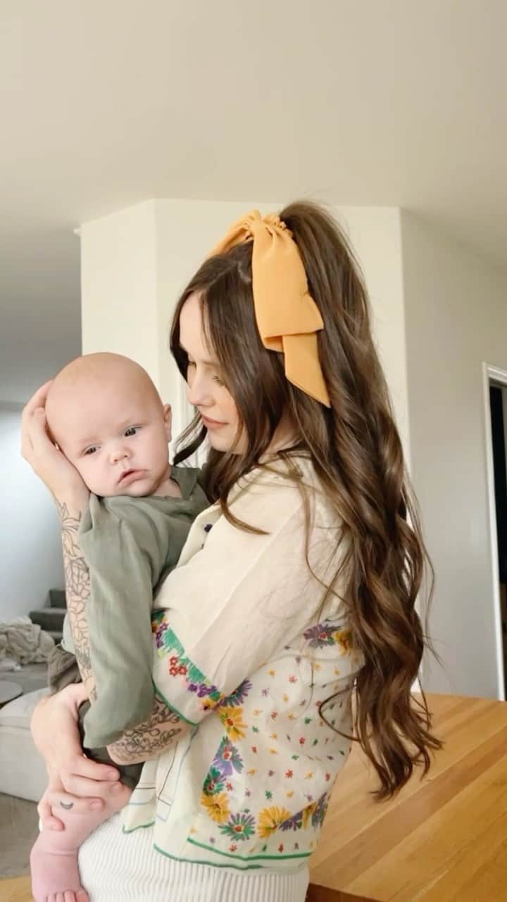 Acacia Brinleyのインスタグラム：「Just a reminder to sniff their noggin one more time. Kiss their cheeks again. Soak up all their tiny love before they’re not so tiny anymore.」