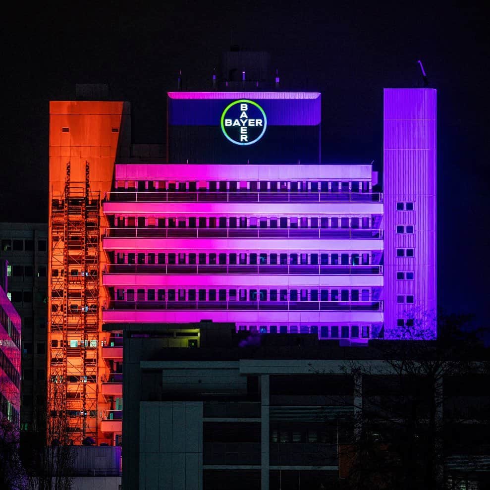 のインスタグラム：「Today is #WorldNTDDay.  The Bayer Pharma Headquarters in Berlin, the Sony Centre Berlin, along with other key monuments all over the world, like the Giza Pyramids in Cairo and the Great Wall of China, are lit up today to show support and raise awareness for World Neglected Tropical Diseases (NTDs) Day. This is in line Bayer’s commitment to the Sustainable Development Goals.   It is a chance to remember that in addition to the challenges of the current pandemic, patients worldwide urgently require action to overcome Neglected Tropical Diseases aiming to #EndTheNeglect and achieving #HealthForAll. Let’s beat Neglected Tropical Diseases together!  #BeatNTDs」