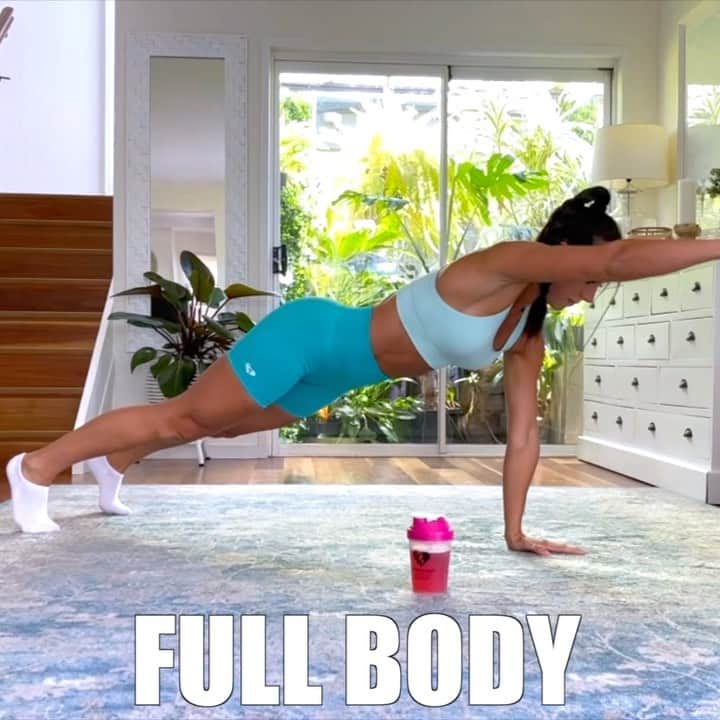 Danielle Robertsonのインスタグラム：「FULL BODY 💪🔥  Today we are focusing on FULL BODY toning (no equipment required) with this HIIT style workout! I’m fueling my gains (and keeping hydrated) with @womensbest BCAAs in Fruit Fusion🍓🍉🍇  This workout is a circuit format so ensure you alternate each exercise (30 seconds work, 15 seconds rest). It’s a burner so get ready to sweat!  Link in my bio to shop @womensbestwear and supplements 💪  WORKOUT  3 SETS  30:15  30 sec work 15 sec rest  30 sec Plank w/ Reach 30 sec Kneel to Squat 30 sec Bicycles 30 sec Crawl Outs 30 sec Bear Hold w/ Shoulder Tap」