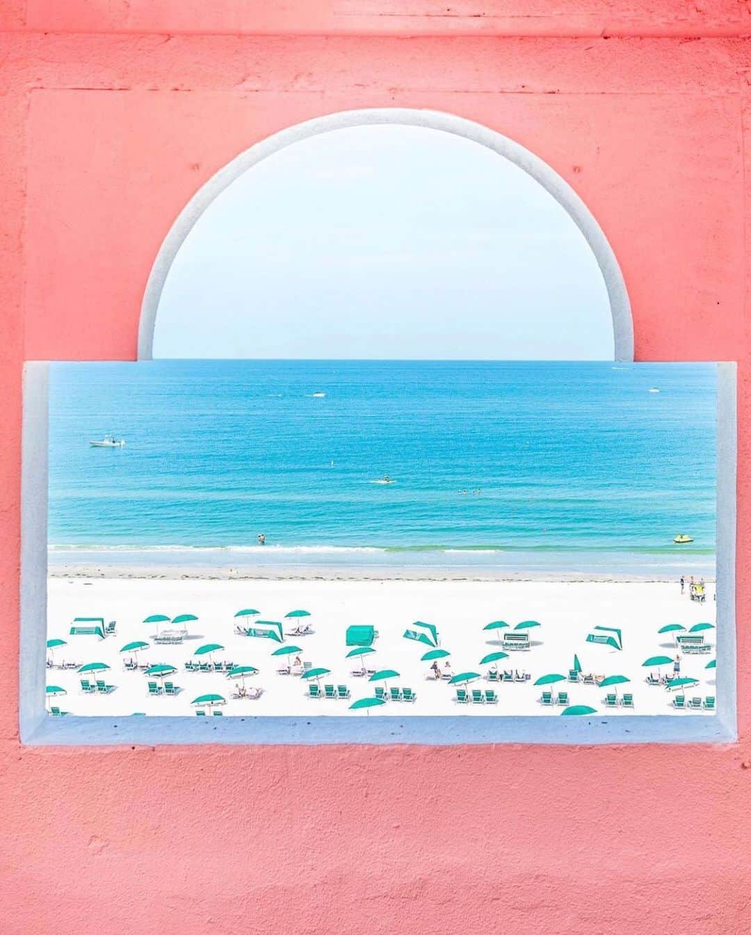 ダニジョーのインスタグラム：「Beach view ⛱ photo via @accidentallywesanderson」