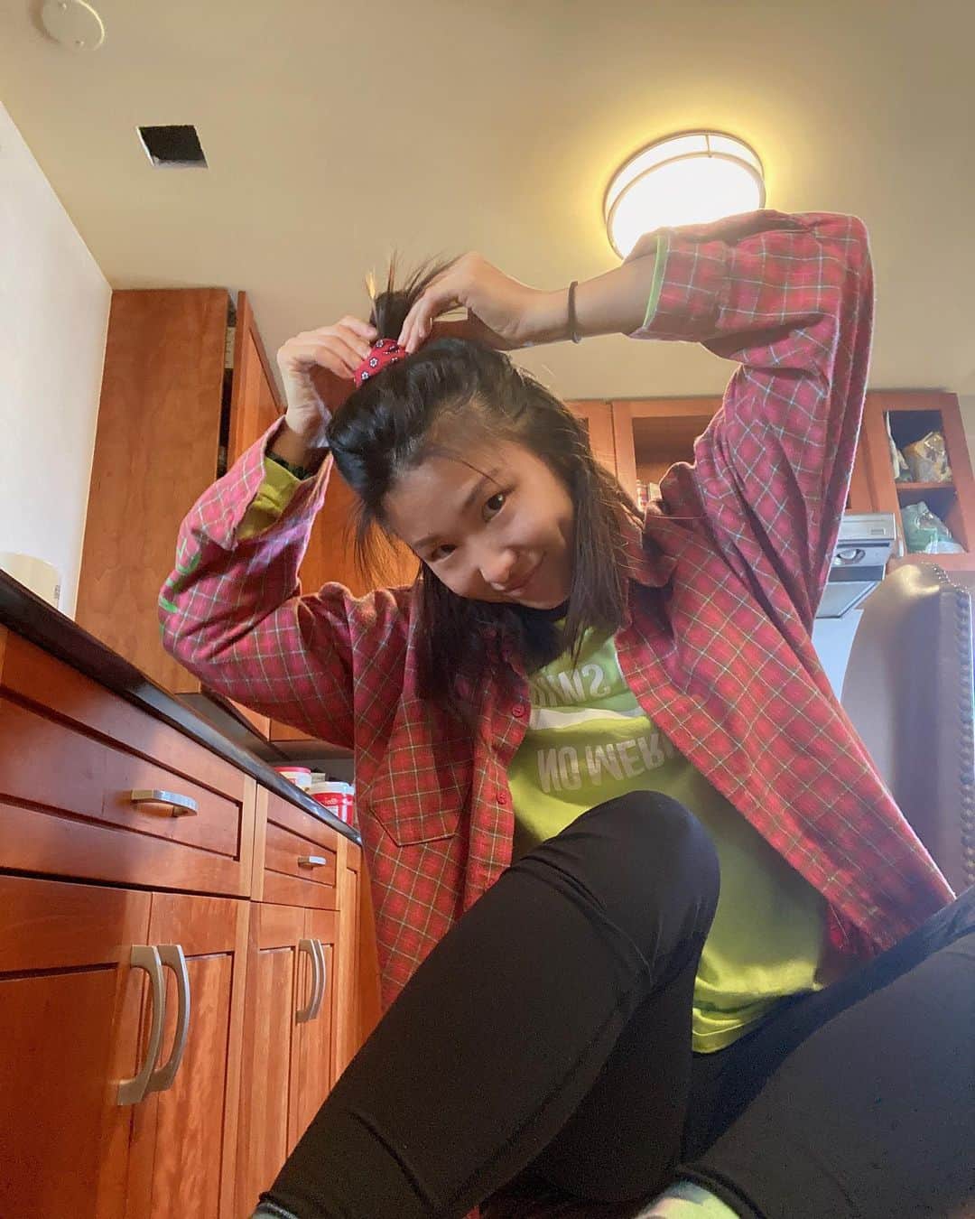 エビアン・クーのインスタグラム：「Morning 🍵 tea time that turned into selfie 🤳 time hahahaha it’s been quite cold in Hawaii, enjoying being  able to wear winter clothes. Love starting my morning with hot water or cup of water with empty stomach. It’s part of my routine, had Mamaki tea today.   For those who you don’t know about Mamaki;  1. It’s from the native island, Hawaii  2. Decaffeinated tea  3. Promotes healthy immune system, helps with high cholesterol.  4. Tastes like lighter black tea? (Am I right?)   Nothing but good about this tea, which is why I wish you all to try it. What do you do first thing in the morning?   お茶の時間が セルフィータイムなっちゃったw 朝必ず空腹で白湯か茶を飲むんだ~ お腹がスッキリして気持ちいの！  今日はハワイで獲れるMamaki tea を。 ママキはカフェイン無しで抗酸化作用も高くて 昔ハワイで妊娠中のママに飲ませてたらしい、 母乳を出してくれるんだって😳  ブラックティーに似てる味、 お茶飲みたい時に飲んでるかな❣️ みんなは朝必ずやることってなに？」