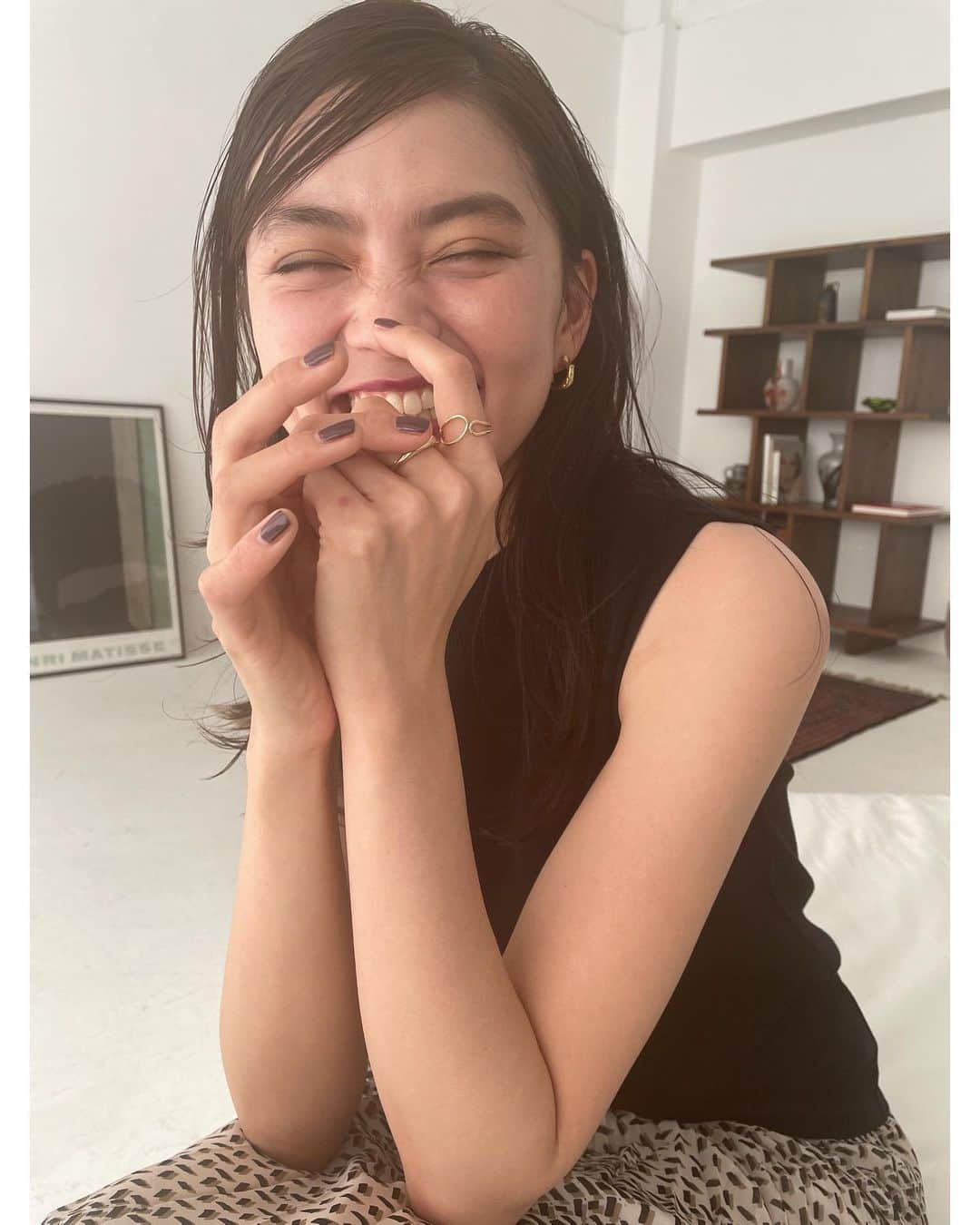高原愛のインスタグラム：「昨日はすごく楽しい撮影をしてきた💓💓💓 笑いたかったら笑って怒りたかったら怒って泣きたかったら泣いていいよってカメラマンさんが言ってくれて、撮影だから怒ったり泣いたりはしないけど撮ってもらいながら、心が踊る感じがした☺️嬉しくって笑いたくなって笑顔が自然と込み上げてきて😌だからモデルのお仕事が好きなんだ❗️って再確認✨モデルの仕事っていろんな形があって一つにまとめられないから特殊だけど奥底にあるものは繋がってる気がするなぁ☺️🤔こんな世の中で、心が窮屈になって、日々に戸惑ってしまう時もあるけど自分の心を大切にときには心に声をかけてあげて人らしく笑ったり泣いたり怒ったり自由でいいんだよね☺️✨日々そんな風に過ごせたら見えてる日々も色鮮やかになるかなぁ🥰話がそれたけど私もモデルというお仕事を通して周りに勇気や希望、元気を与えられるように頑張ります💕昨日たくさん写真撮ってもらったのでアップしていきます😚😚😚  みなさん、今日も良い一日を❣️❣️ Love you😘😘😘  #haveagoodday#💕#🌈」