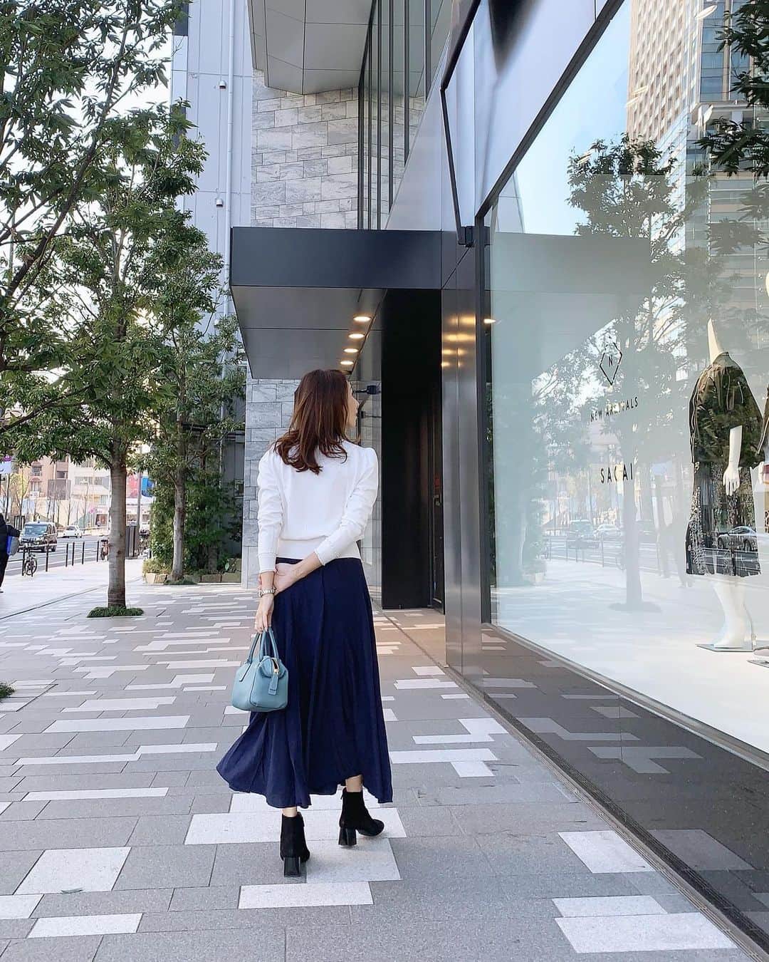 のインスタグラム：「⁑ トコトコ〜 コートの中はこんな感じ、色が爽やかー  昨日また蕁麻疹が出ちゃって 体の両側面だけ縦にずらっと謎のブツブツきもかった🙀 慌てて朝イチで自転車で隣駅の皮膚科まで行ったの、先生は寒暖差蕁麻疹と言ってたけどなにそれ 緊急事態宣言が延長かもってね、あーあ 絶対ストレスだと思う  そして夜は放送作家のお知り合いの方からお誘いで初めてclubhouse でトークしてみました、新しいSNSアプリも楽しもう♪  #tops #hm #skirt #jungle___jungle  #boots #geox #bag #pelleborsa   #宮田綾子 #code #ootd #六本木 #roppongi #東京カメラ部 #カメラ部 #後ろ姿  #東京ライフ #きれいめコーデ #きれいめファッション #プチプラコーデ #ママコーデ #ロングスカート #ロングスカートコーデ」