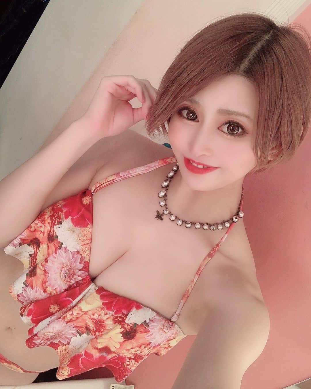 うららのインスタグラム：「この水着久々に着たぜ👙❤ 今日も日曜日だけどお店でお待ちしてます💋  . . . #バーレスク大阪 #バーレス東京 #burlesque #北新地 #showpub #うらら #dancer #singer #キャバ嬢 #ホスト #モデル #cute #ポールダンス #アイドル #ギャル  #パリピ #gogodancer #脚フェチ #ビキニギャル #エロ可愛い #可愛い #小悪魔 #インスタ映え #ふぉろーみー #いいね #エンタメ #ショートヘア #インスタライブ #日曜営業 #コロナに負けるな」