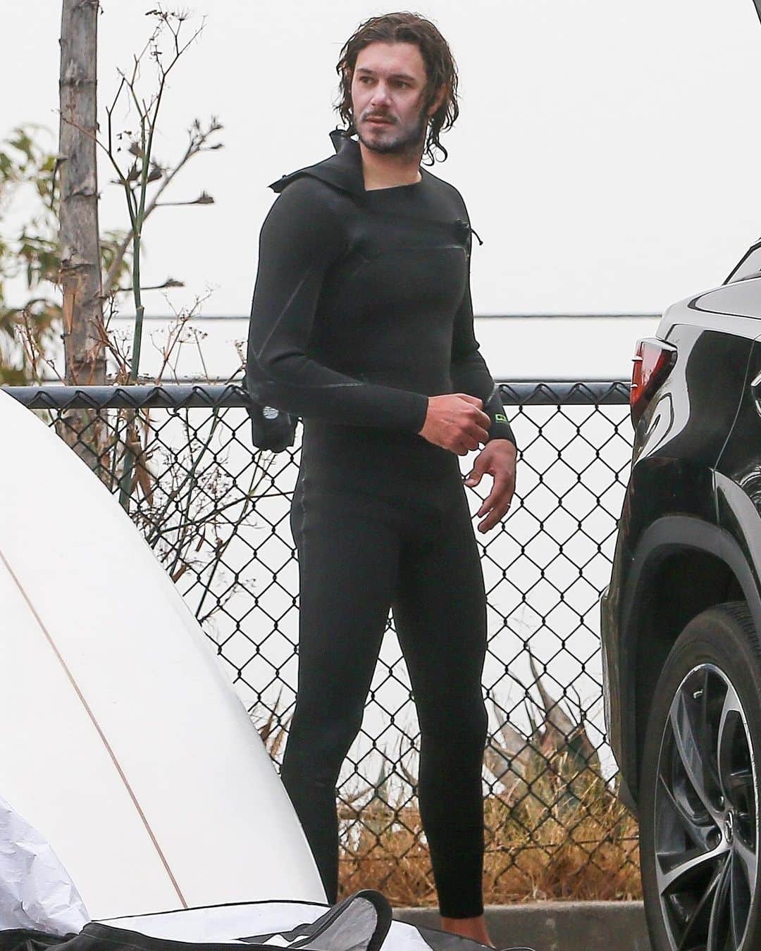 Just Jaredさんのインスタグラム写真 - (Just JaredInstagram)「Adam Brody was spotted stripping out of his wetsuit after a surf session with wife Leighton Meester this morning in Malibu. Tap this photo at the LINK IN BIO to see all of the pics of the couple. #LeightonMeester Photos: Backgrid」1月31日 7時34分 - justjared