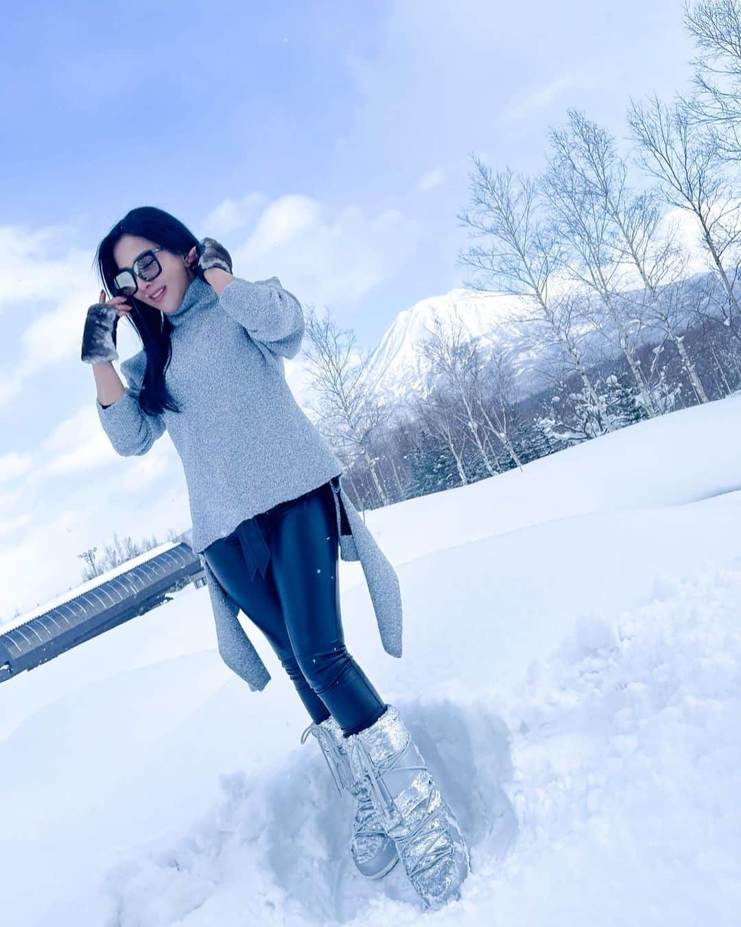 Syahriniさんのインスタグラム写真 - (SyahriniInstagram)「•  It’s The Most Wonderful Time In Life, Walking Up To An Amazing View, Getting Some Fresh Air !  __________________𝓢𝓨𝓡_________________  #PrincesSyahrini #Winter_January2021 #WinterWonderland」1月31日 7時50分 - princessyahrini