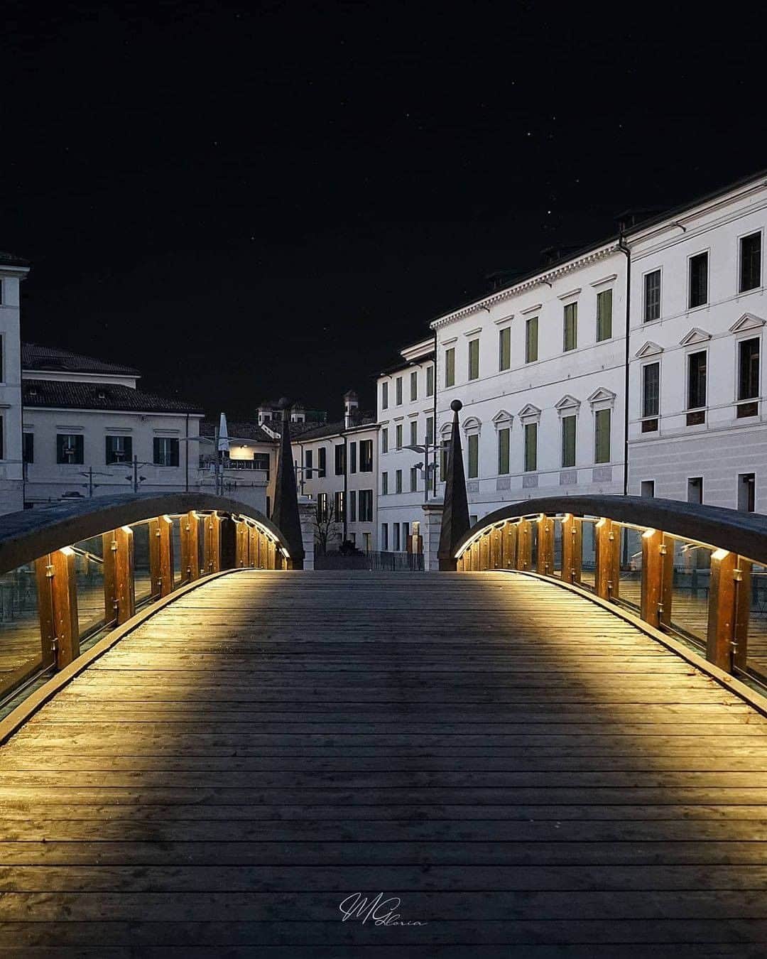 イタリア政府観光局 東京支局のインスタグラム：「足元を照らす橋の灯り😌  #トレヴィーゾ  #Treviso #ilikeitaly #Veneto #turismoveneto #イタリア #loveイタリア @italiait  @visitveneto  Special Thanks to 😘 📷 @marghe_gloria」