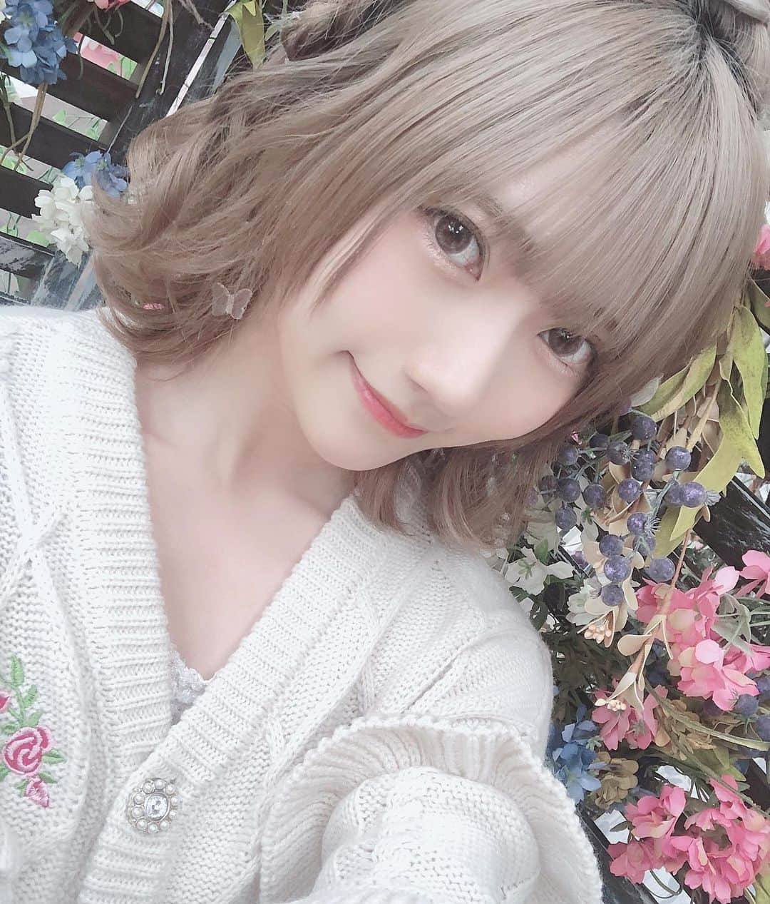 山田麻莉奈さんのインスタグラム写真 - (山田麻莉奈Instagram)「. おはよう🌼𓈒 𓂂𓏸  この前、 とある撮影したときのスタジオが お花いっぱいで可愛かった❁❀✿✾  髪型も可愛くしてもらったよ。 巻いたのもひさしぶりやったかもしれん。  なんの撮影だったかはまた後日お知らせします🧸  今日も元気に頑張ろう〜  #おやすみなさい ？」1月31日 7時46分 - marina.yamada_324