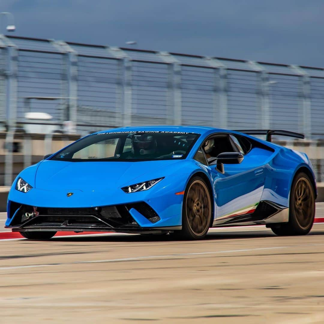 CARLiFESTYLEさんのインスタグラム写真 - (CARLiFESTYLEInstagram)「Huracan Performante taking off at Circuit of the Americas 🏁 @lonestarexotic @longhornracingacademy」1月31日 7時47分 - carlifestyle