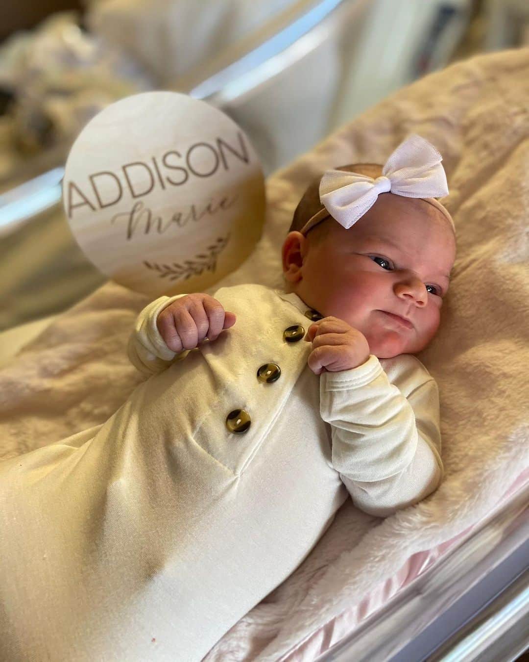 ピッツバーグ・パイレーツのインスタグラム：「Congrats to Kevin and Shayne on the birth of their baby girl! 💛」