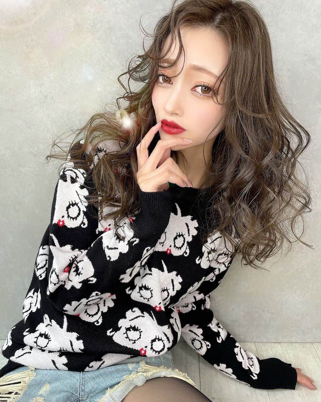 堀井大輔のインスタグラム：「・ ・ 最近前髪の作り方がマイブーム ・ やり続けることで、新しいことが閃く瞬間がある 考えるより、感覚的なことで 継続することで新しい技術閃きます。 ・ ・ 𝑚𝑜𝑑𝑒𝑙 @meows2nob  ℎ𝑎𝑖𝑟/𝑝ℎ𝑜𝑡𝑜 @daisuke_5511  ・ ・  #クラウンヘアー #天白区 #名古屋 #栄 #名駅 #美容師求人 #かわいい #ファッション #冬コーデ #コテ巻き #雑誌風 #作品撮り #ボブ #外国人風カラー #サロンモデル #サロモ #インスタ映え #フォトジェニック #巻き髪 #ヘアメイク #透明感カラー #アディクシーカラー #波巻き #イルミナカラー #美容師 #ホリーマジック #ヘアアレンジ #大人かわいい #グレージュ」