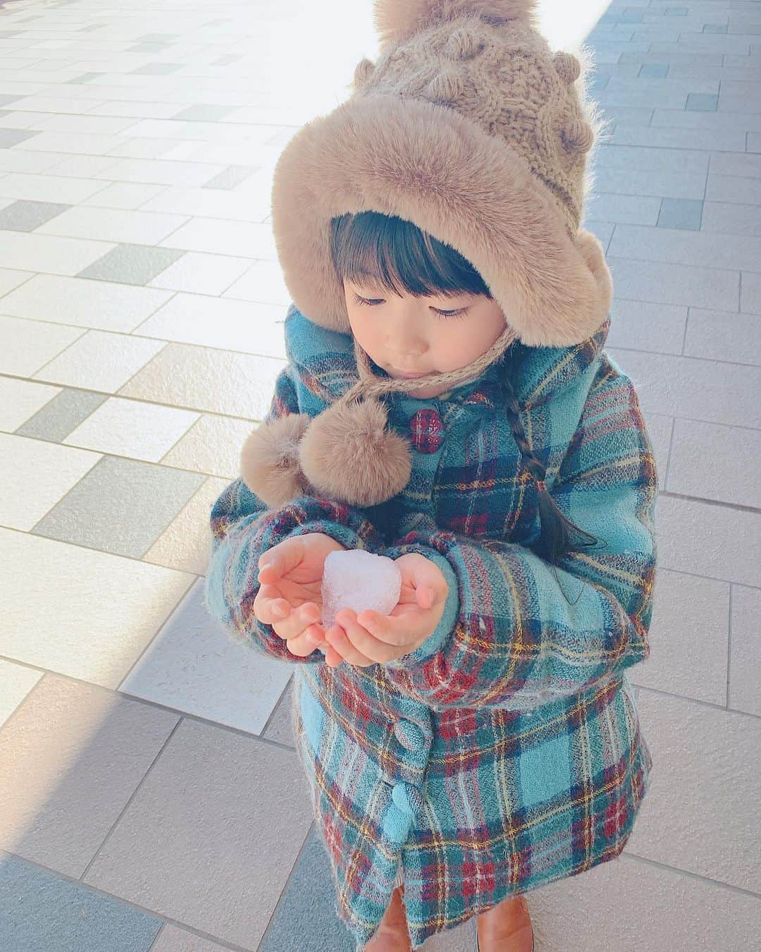 Qoo Bee Littleのインスタグラム：「⛄️軽井沢⛄️① 去年行った旭川がよっぽど楽しかったのか雪降らないかな雪積もらないかなと毎日言ってる。  ハイハイ✋雪のあるところ連れて行きますよ！ 東京駅から軽井沢🚅1時間ちょいで着いちゃった😮 #軽井沢 #軽井沢スノーパーク #プレジデントリゾート軽井沢」