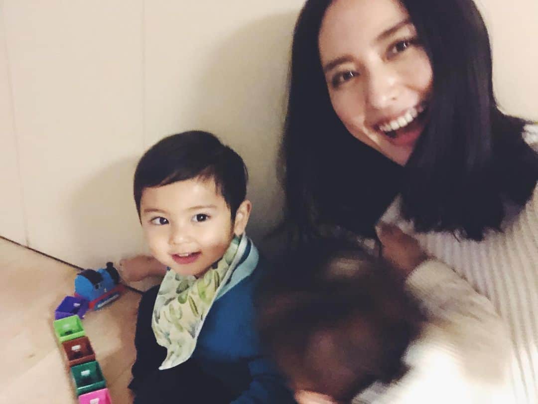 のインスタグラム：「#happymomlife 👩‍👦‍👦  #ジョージとKENZOと私」