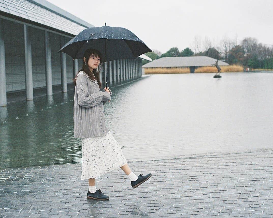 Masaさんのインスタグラム写真 - (MasaInstagram)「. . . ▶︎▶︎▶︎ Swipe . . 雨降りは日程変更することがほとんどなので、傘さして撮ったのは初めてかも😅 . . . コメクロで🚪 . 撮影日 : 2021年1月3日 . #まさ35 #エビプリ #35mm #contax #contaxrx #planar #instagramjapan #igersjp #tokyocameraclub #team_jp_  #art_of_japan_ #photogenic_jp #GPW_members_only #good_portraits_world #film_jp #film #フィルム #film_com #filmcamera #filmphotography #portrait #ポートレート #photogram_archive #todays_blue_collection #shiga #滋賀 #何気ない瞬間を残したい #jp_portrait部 #佐川美術館 #artmuseum」1月31日 7時57分 - masa_nikonist