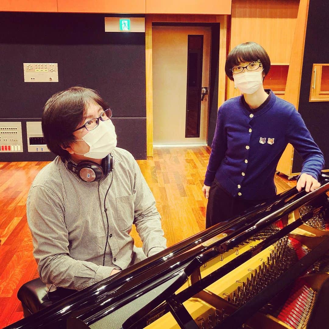 つじあやのさんのインスタグラム写真 - (つじあやのInstagram)「おはようございます。昨日はサザンオールスターズさんをはじめ日本のトップアーティストがレコーディングをしているビクタースタジオでレコーディングでした。  つじあやのワンマンライブのバンマスそがタンこと曽我淳一さんをプロデューサーにお迎えし、ドラム越智祐介さん、そしてギター大久保友裕さんとレコーディングしました。  今回は難易度の高いコーラスがたくさんあり（不安そうな３枚目の写真、靴下姿、このあと地獄）泣きそうでした。いつもは仏のそがタンがまるで鬼のよう・・  しかしなんとか頑張り完成したコーラスを聞いたら、地獄から天国、最高のオケになっていました。さすがそがタン大先生。。涙。  アルバムが出来たら聞いてくださいね！  Dr  越智祐介さん EGt  大久保友裕さん APf  曽我淳一さん @soga_junichi00  Voはつじあやのでした！  #サザンオールスターズ  #ビクタースタジオ #プロデューサー #ワンマンライブ #バンマス  #レコーディング#ドラム #ギター #コーラス#仏#鬼#地獄#天国 #ウクレレ#ukulele  #ukulelelove #ukulelelife  #maisonkitsune」1月31日 8時04分 - tsujiayano.ukulele