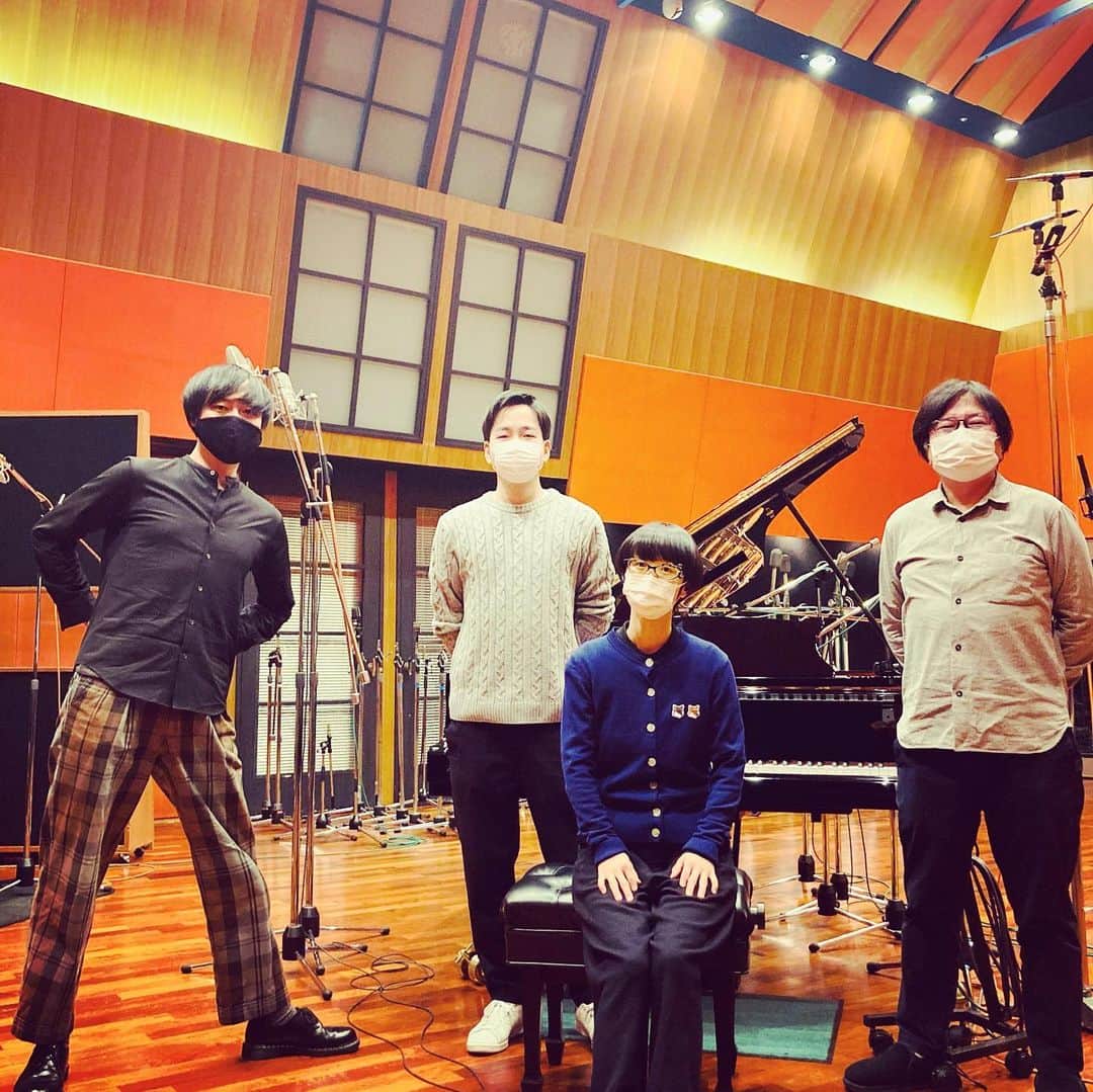 つじあやのさんのインスタグラム写真 - (つじあやのInstagram)「おはようございます。昨日はサザンオールスターズさんをはじめ日本のトップアーティストがレコーディングをしているビクタースタジオでレコーディングでした。  つじあやのワンマンライブのバンマスそがタンこと曽我淳一さんをプロデューサーにお迎えし、ドラム越智祐介さん、そしてギター大久保友裕さんとレコーディングしました。  今回は難易度の高いコーラスがたくさんあり（不安そうな３枚目の写真、靴下姿、このあと地獄）泣きそうでした。いつもは仏のそがタンがまるで鬼のよう・・  しかしなんとか頑張り完成したコーラスを聞いたら、地獄から天国、最高のオケになっていました。さすがそがタン大先生。。涙。  アルバムが出来たら聞いてくださいね！  Dr  越智祐介さん EGt  大久保友裕さん APf  曽我淳一さん @soga_junichi00  Voはつじあやのでした！  #サザンオールスターズ  #ビクタースタジオ #プロデューサー #ワンマンライブ #バンマス  #レコーディング#ドラム #ギター #コーラス#仏#鬼#地獄#天国 #ウクレレ#ukulele  #ukulelelove #ukulelelife  #maisonkitsune」1月31日 8時04分 - tsujiayano.ukulele