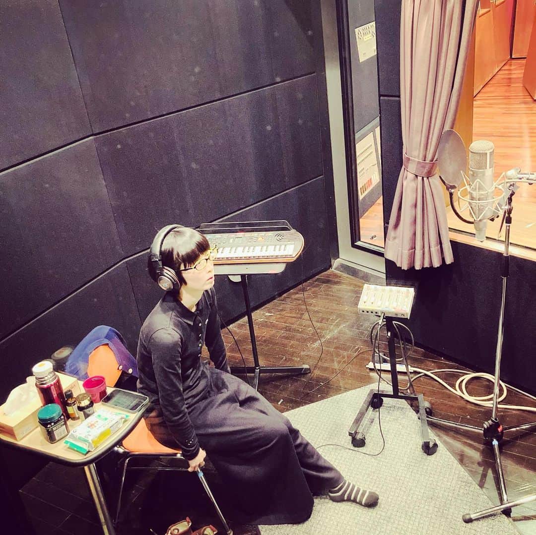 つじあやのさんのインスタグラム写真 - (つじあやのInstagram)「おはようございます。昨日はサザンオールスターズさんをはじめ日本のトップアーティストがレコーディングをしているビクタースタジオでレコーディングでした。  つじあやのワンマンライブのバンマスそがタンこと曽我淳一さんをプロデューサーにお迎えし、ドラム越智祐介さん、そしてギター大久保友裕さんとレコーディングしました。  今回は難易度の高いコーラスがたくさんあり（不安そうな３枚目の写真、靴下姿、このあと地獄）泣きそうでした。いつもは仏のそがタンがまるで鬼のよう・・  しかしなんとか頑張り完成したコーラスを聞いたら、地獄から天国、最高のオケになっていました。さすがそがタン大先生。。涙。  アルバムが出来たら聞いてくださいね！  Dr  越智祐介さん EGt  大久保友裕さん APf  曽我淳一さん @soga_junichi00  Voはつじあやのでした！  #サザンオールスターズ  #ビクタースタジオ #プロデューサー #ワンマンライブ #バンマス  #レコーディング#ドラム #ギター #コーラス#仏#鬼#地獄#天国 #ウクレレ#ukulele  #ukulelelove #ukulelelife  #maisonkitsune」1月31日 8時04分 - tsujiayano.ukulele